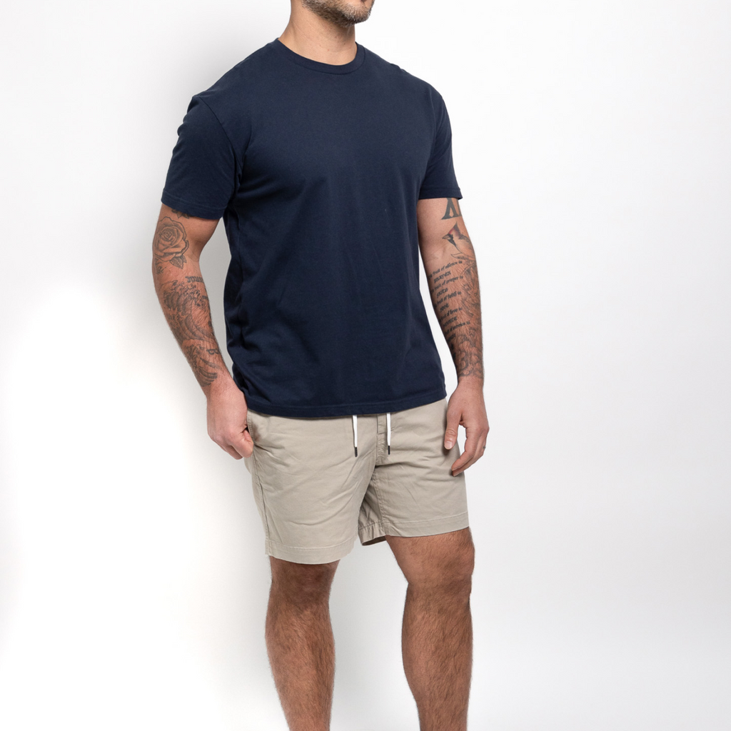 Camiseta de cuello redondo en azul marino — estilo clásico y cómodo