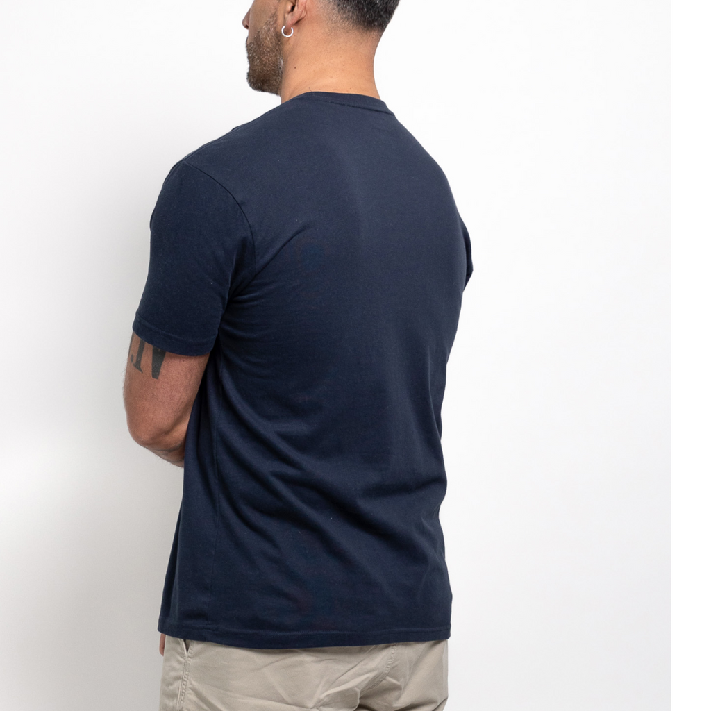 Camiseta de cuello redondo en azul marino — estilo clásico y cómodo