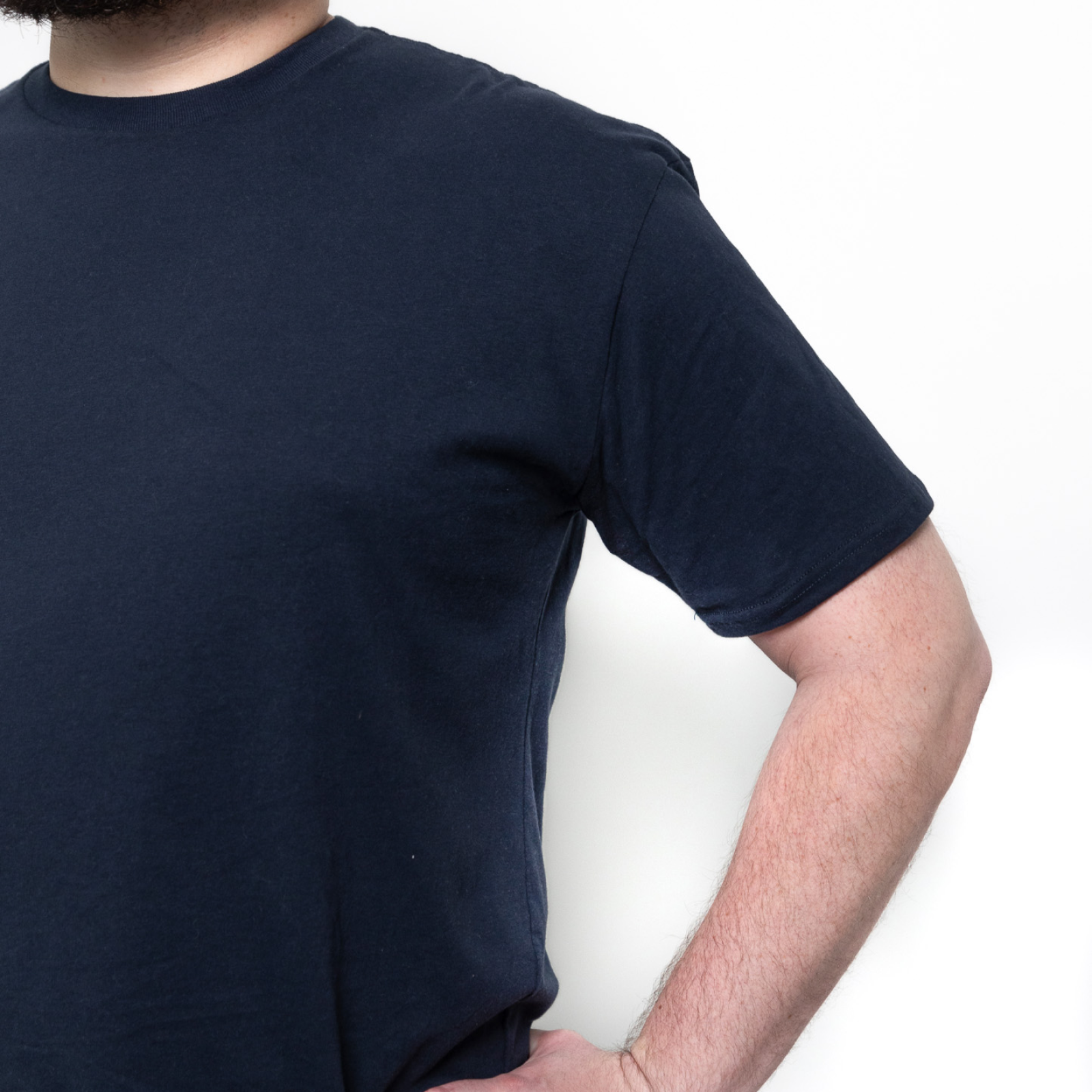 Camiseta de cuello redondo en azul marino — estilo clásico y cómodo