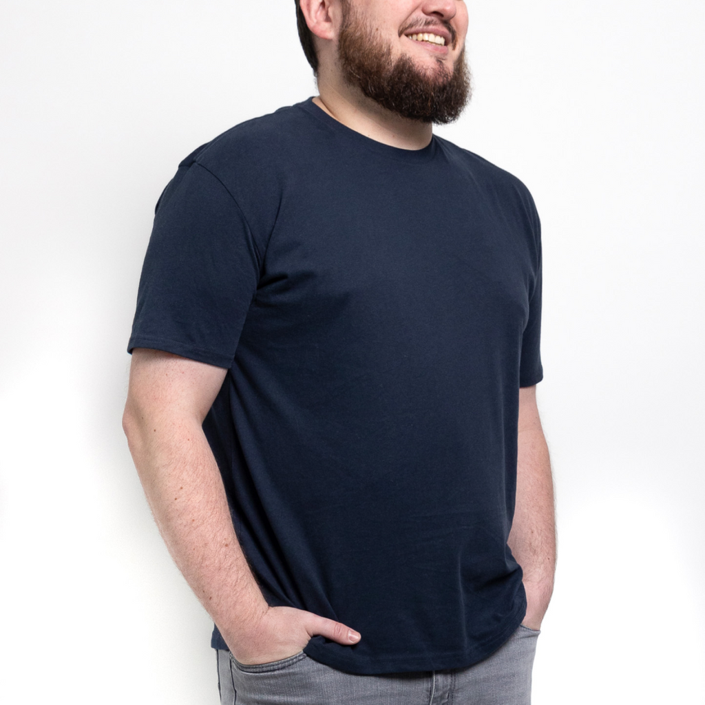 Camiseta de cuello redondo en azul marino — estilo clásico y cómodo