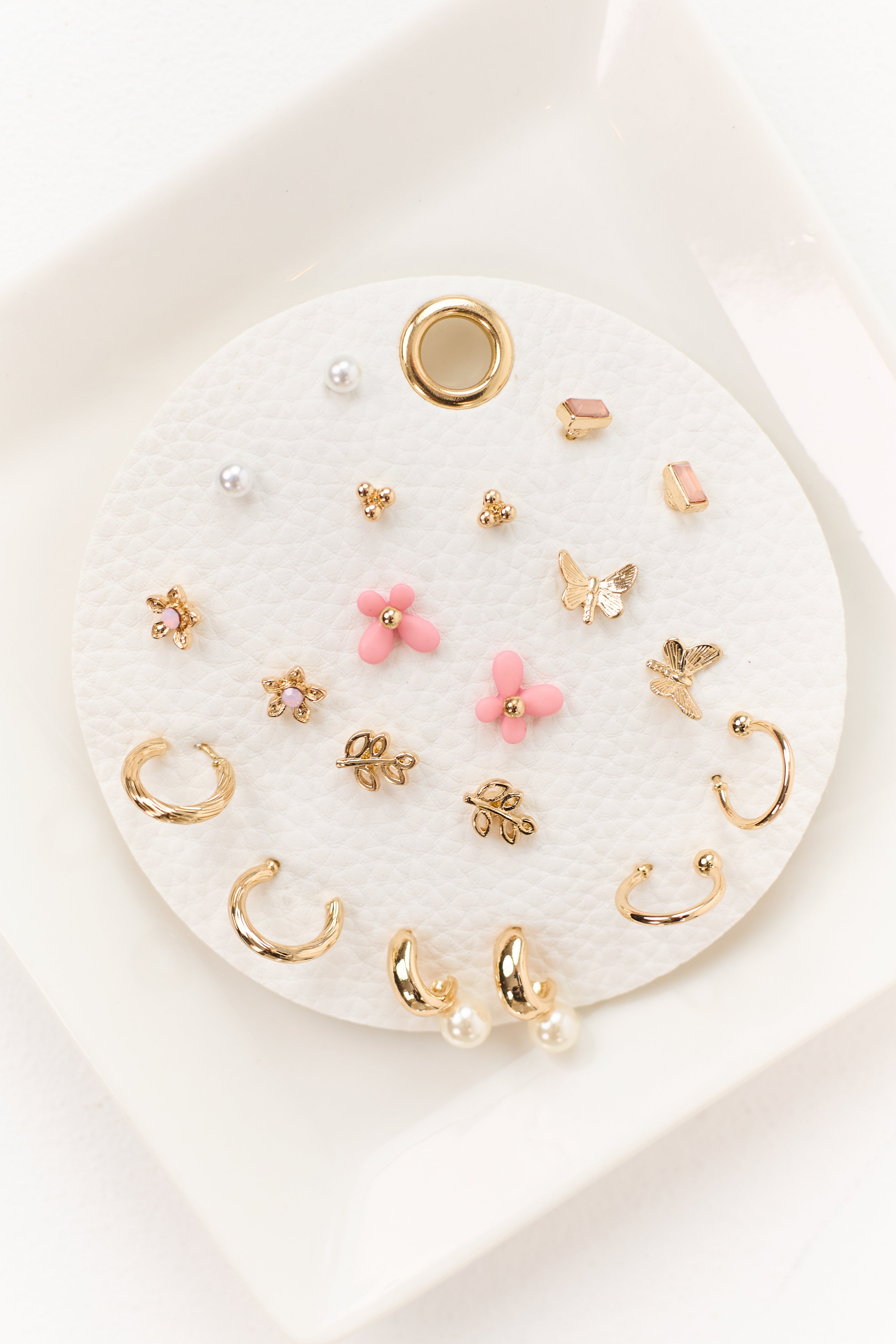 Conjunto de aretes en tono dorado con mariposas y flores – Estilos surtidos