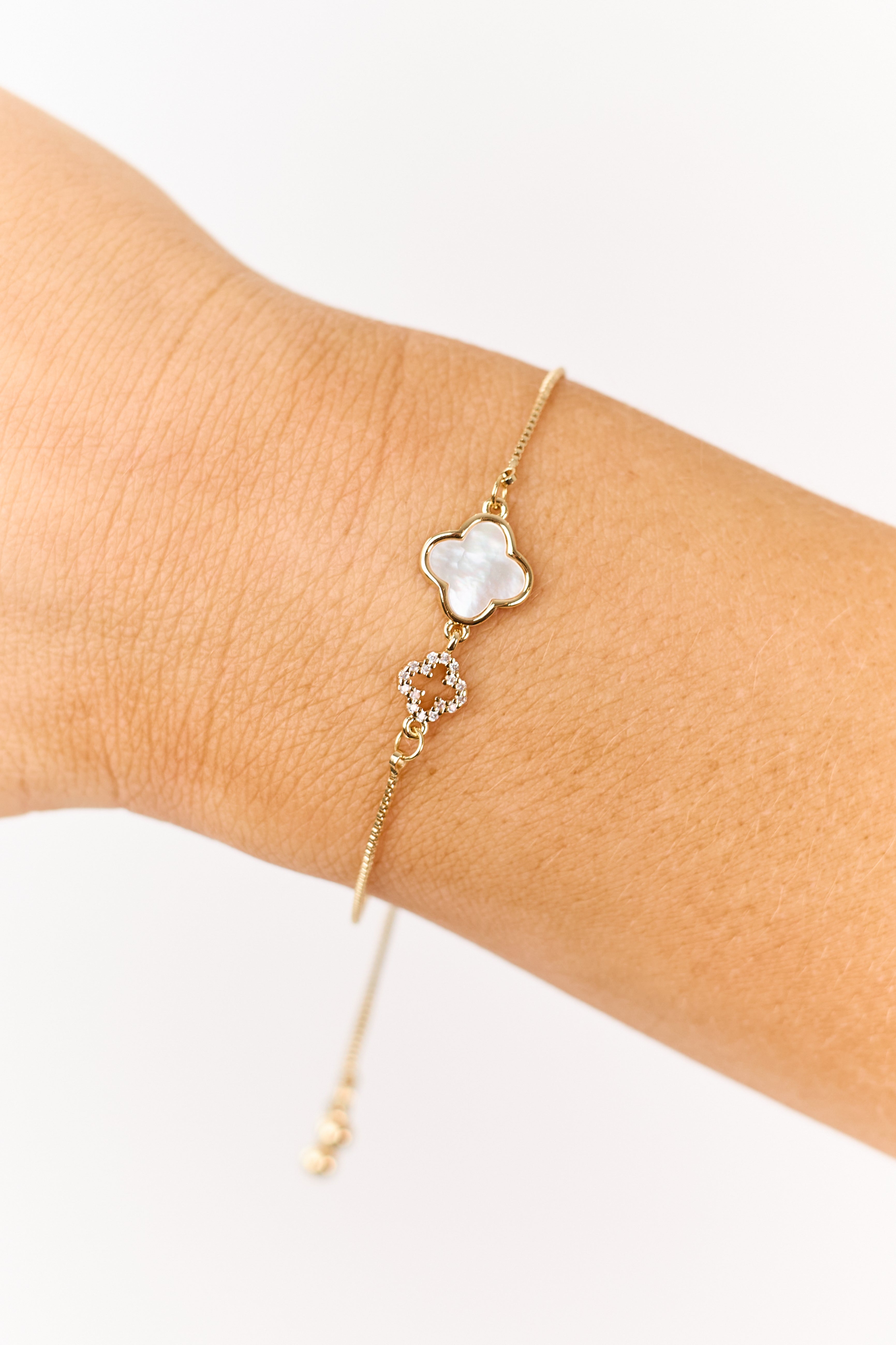Pulsera de cadena dorada elegante con dije de trébol - diseño deslizante