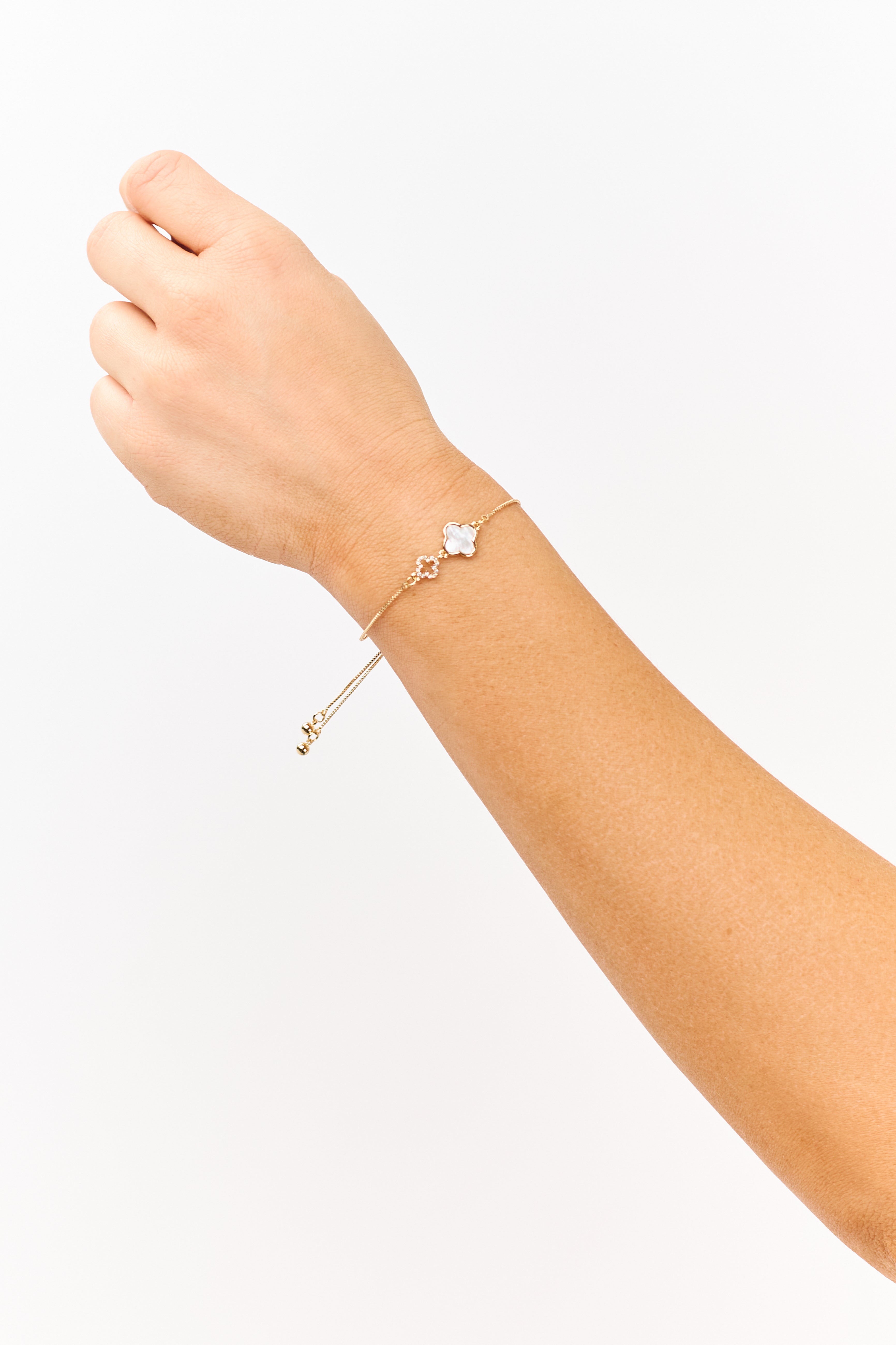 Pulsera de cadena dorada elegante con dije de trébol - diseño deslizante