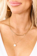 Collar de doble cadena dorada con colgante de perla