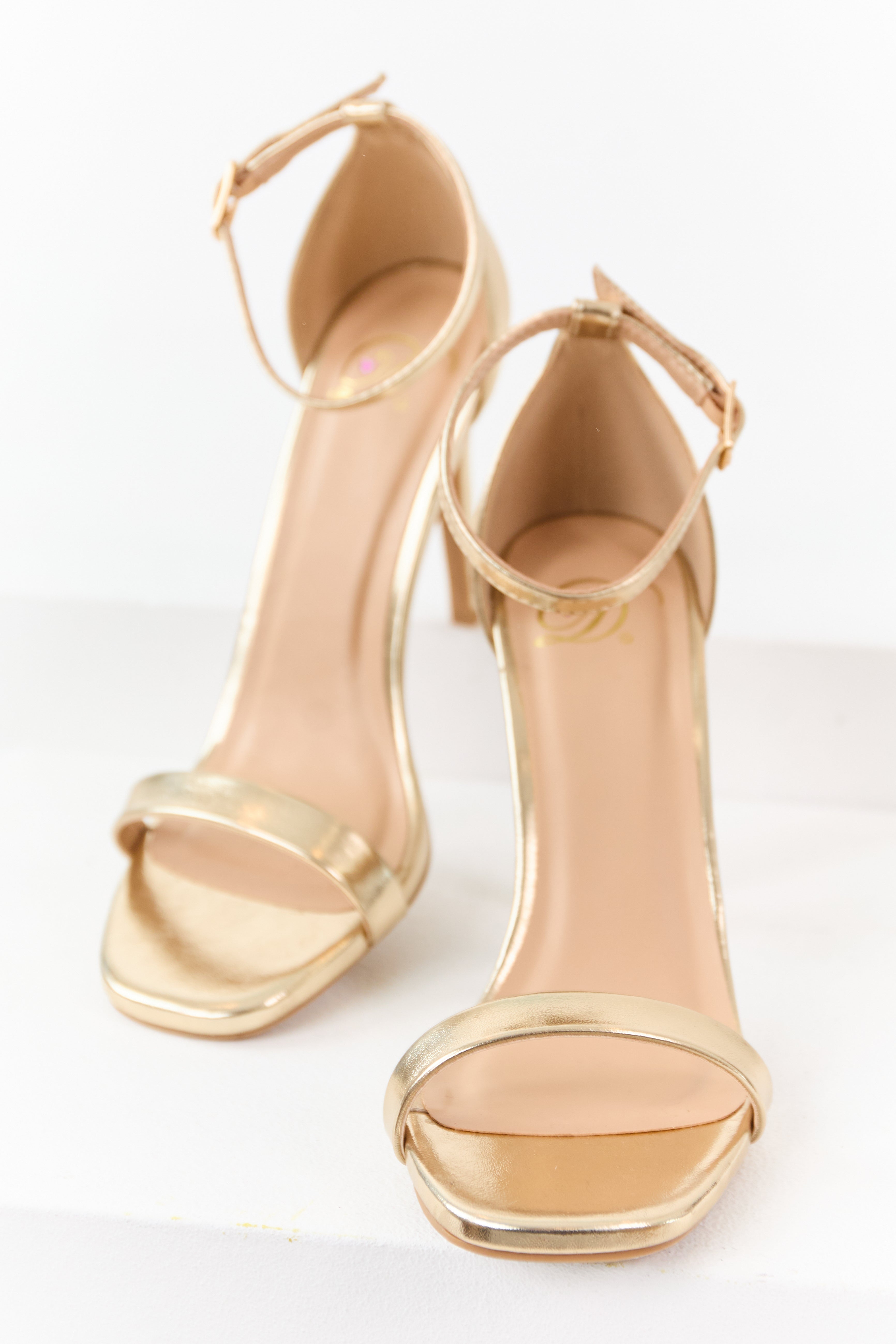 Tacones altos de cuero sintético dorado reluciente con correa para el tobillo