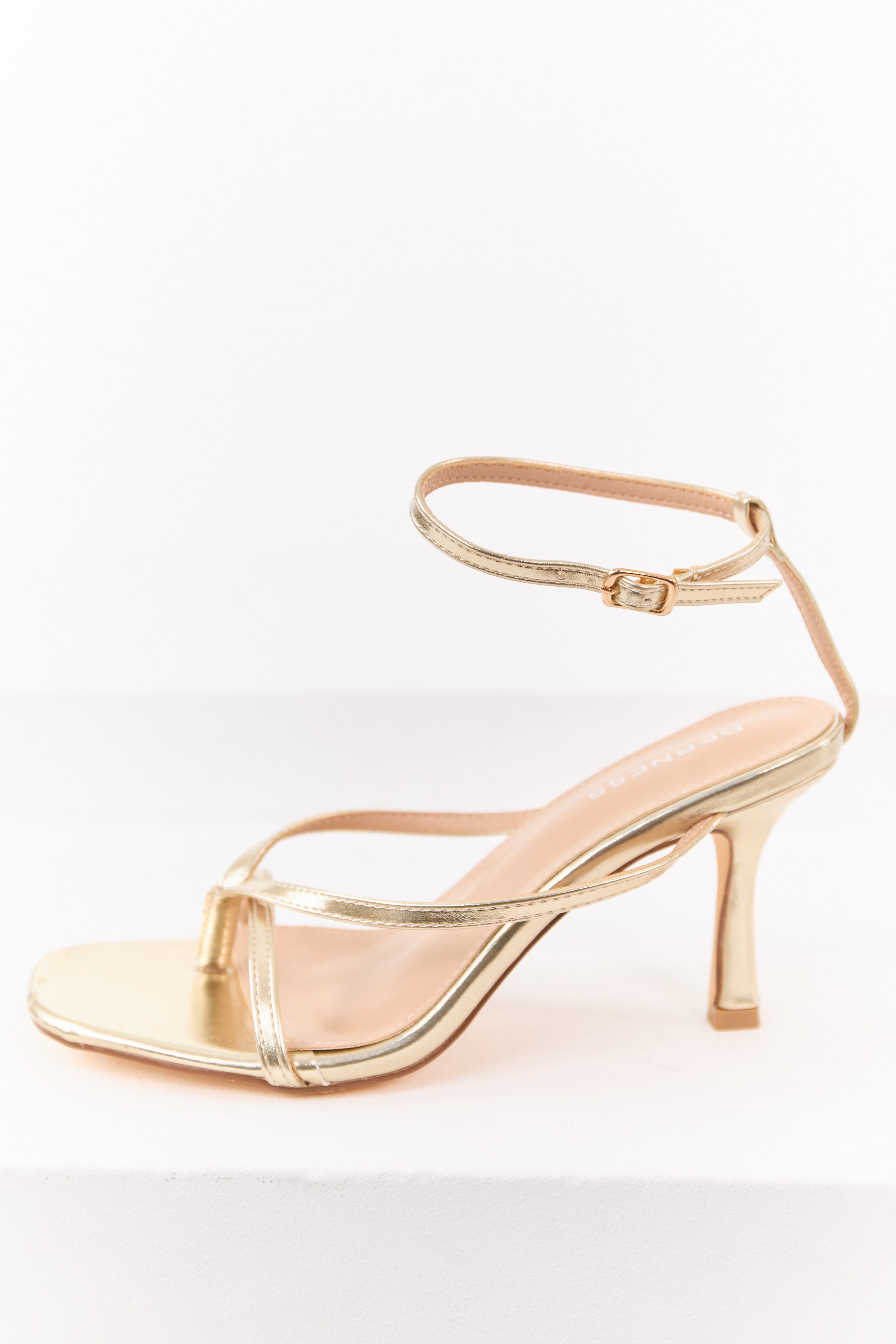 Tacones stiletto de cuero sintético dorado brillante con correa de tobillo