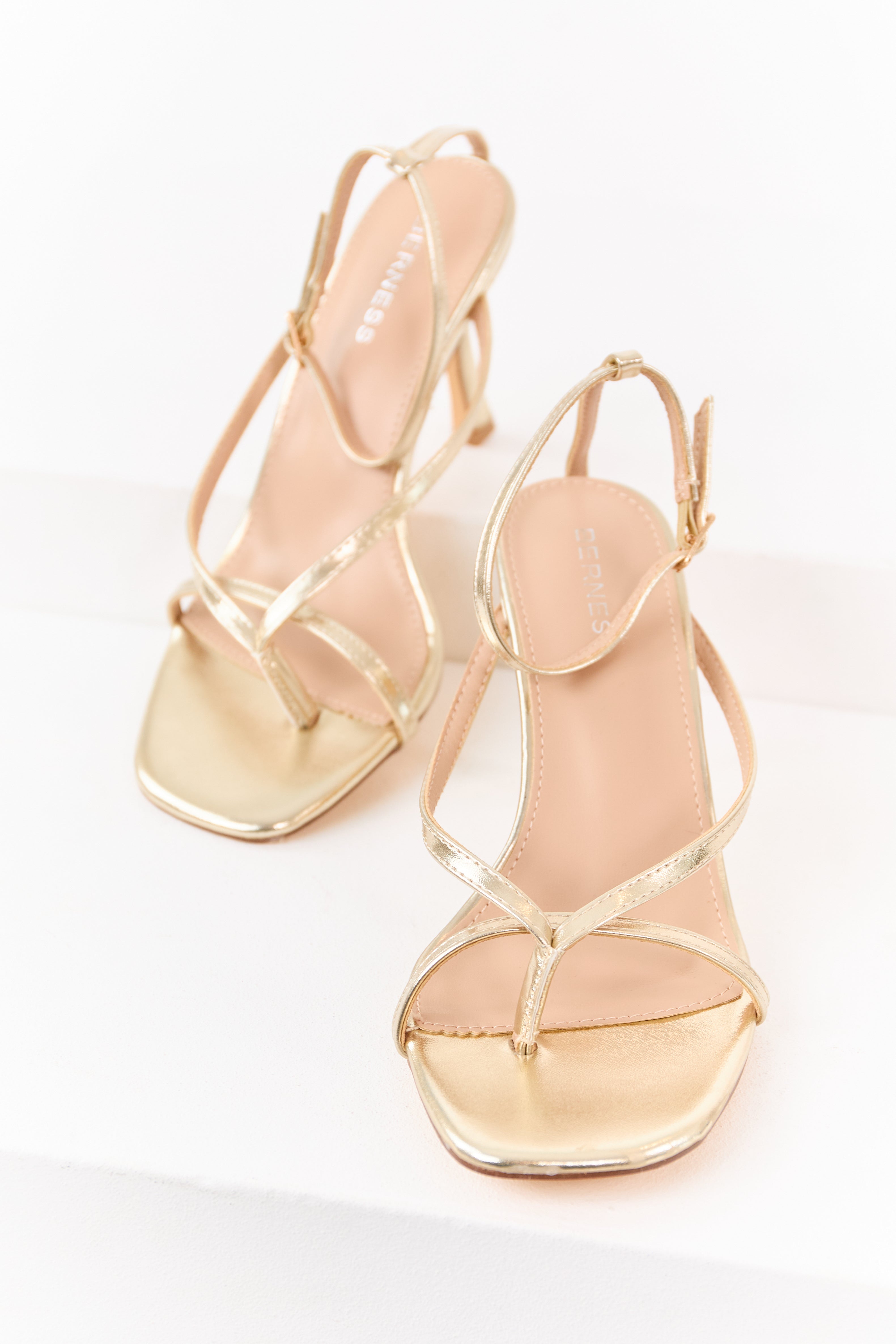 Tacones stiletto de cuero sintético dorado brillante con correa de tobillo