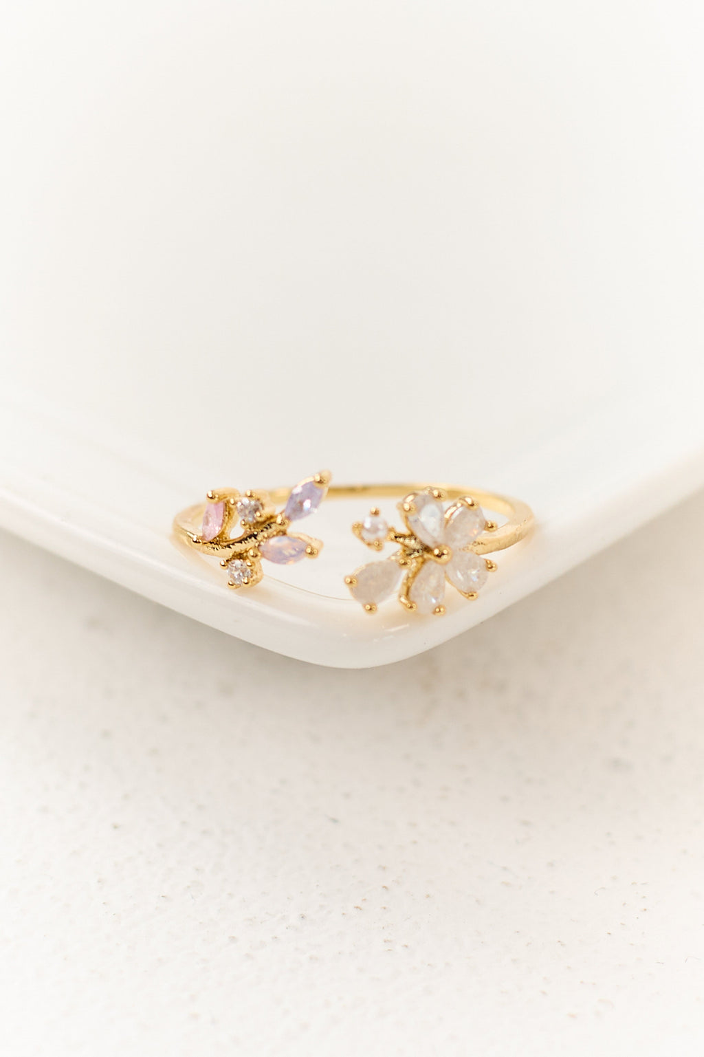Anillo dorado de estilo abierto con motivos florales y strass