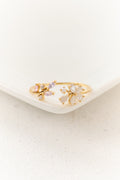 Anillo dorado de estilo abierto con motivos florales y strass