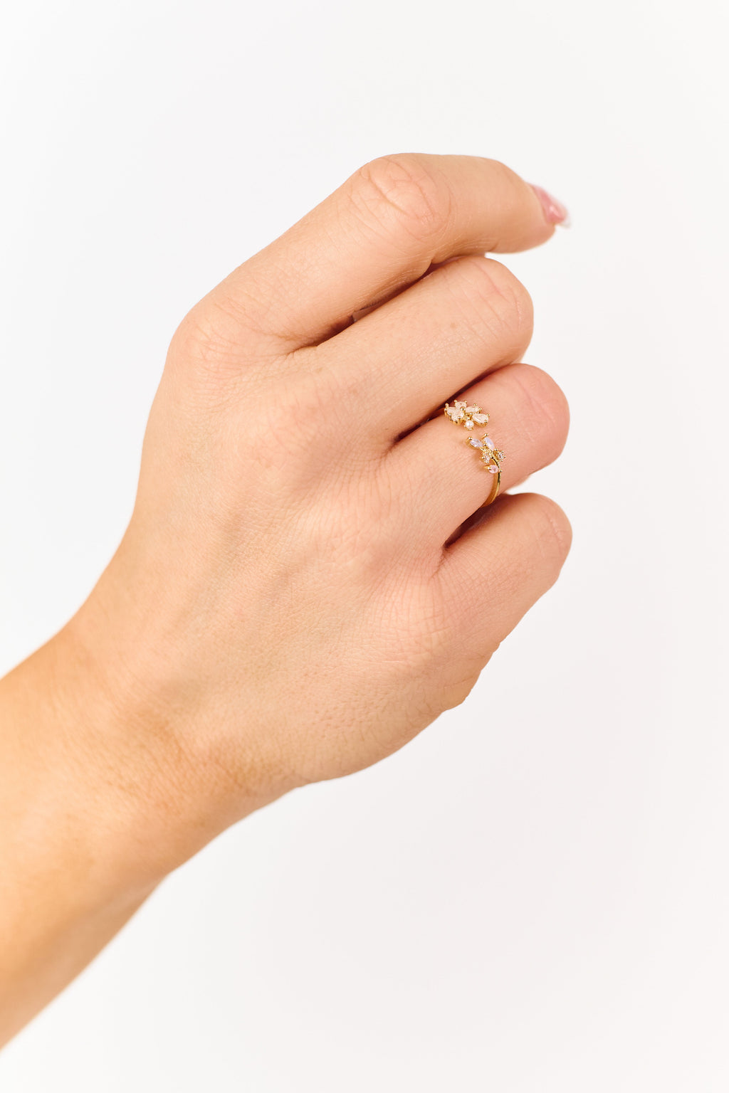 Anillo dorado de estilo abierto con motivos florales y strass