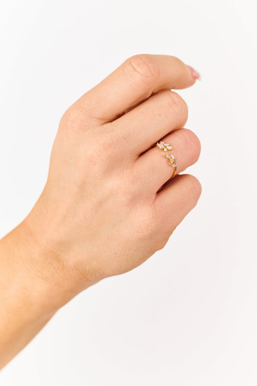 Anillo dorado de estilo abierto con motivos florales y strass
