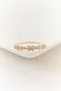 Anillo dorado con motivos florales y piedras de strass brillantes