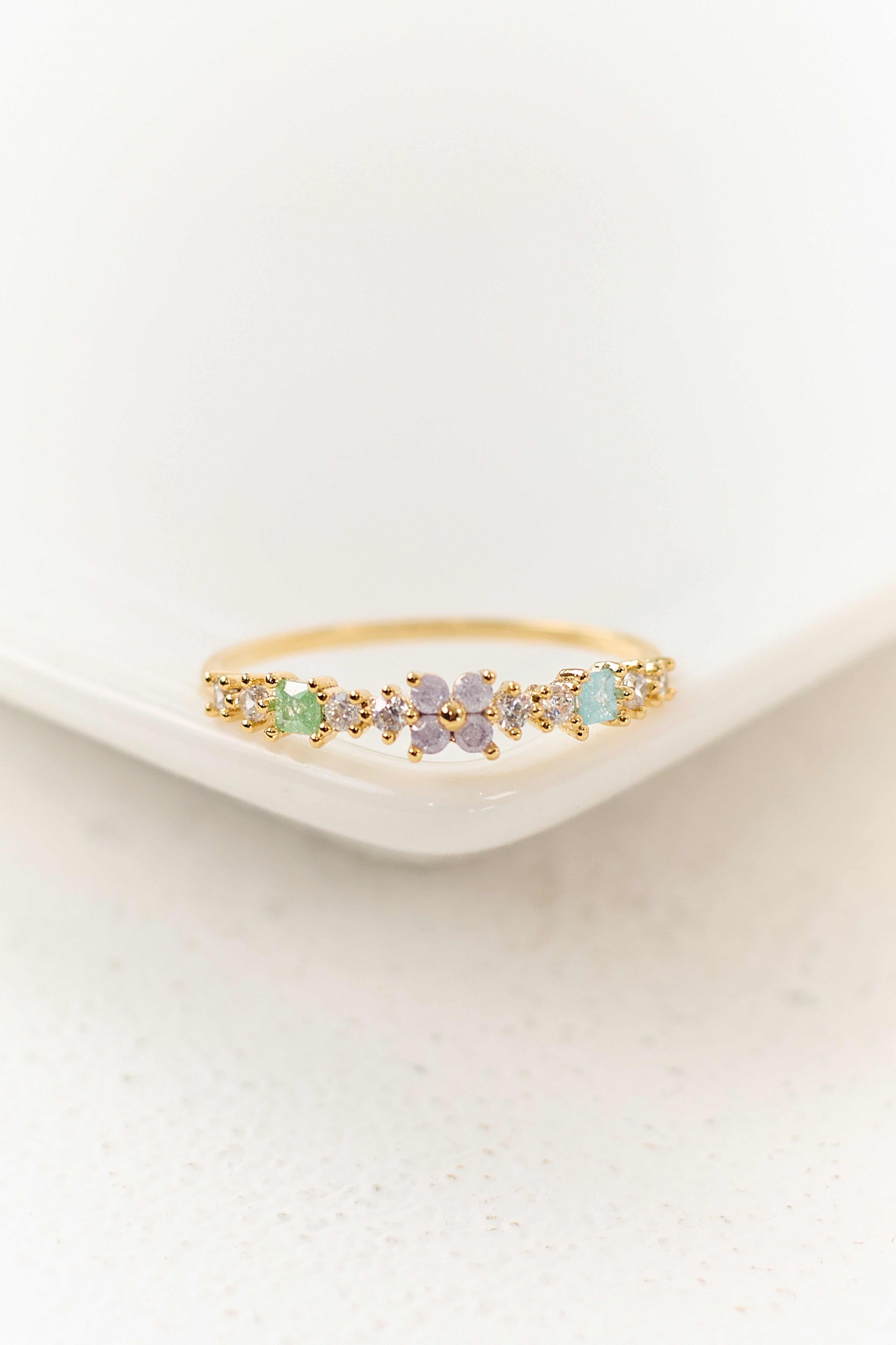 Anillo dorado con motivos florales y piedras de strass brillantes