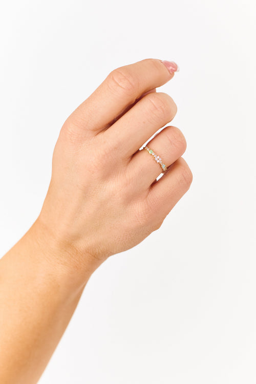 Anillo dorado con motivos florales y piedras de strass brillantes