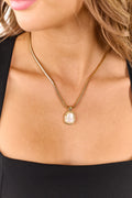 Collar dorado elegante de cadena herringbone con colgante de perla