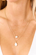 Collar en capas dorado reluciente con colgantes de perla