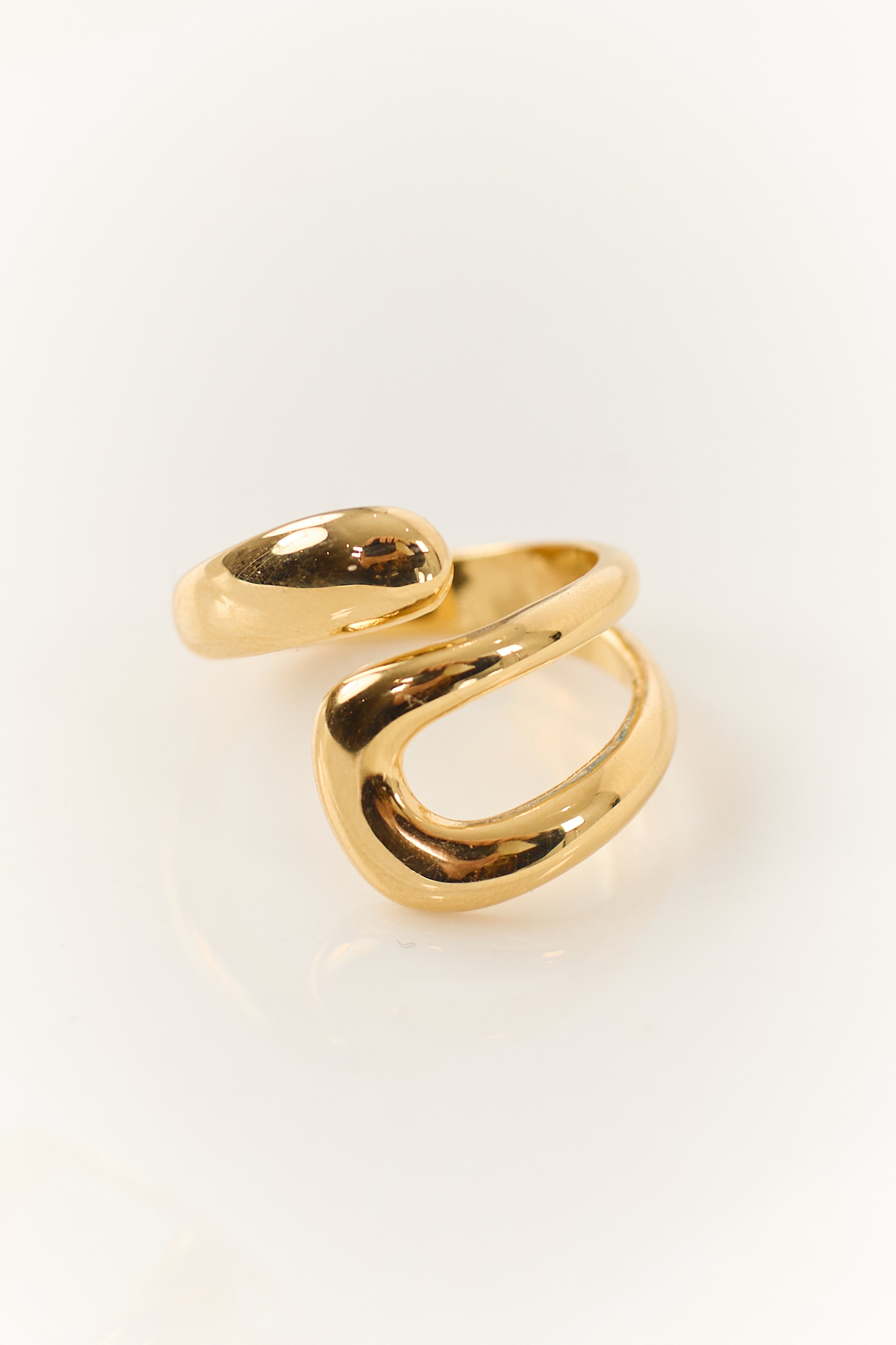 Anillo envolvente dorado metalizado con giro - Elegante y moderno, banda torcida