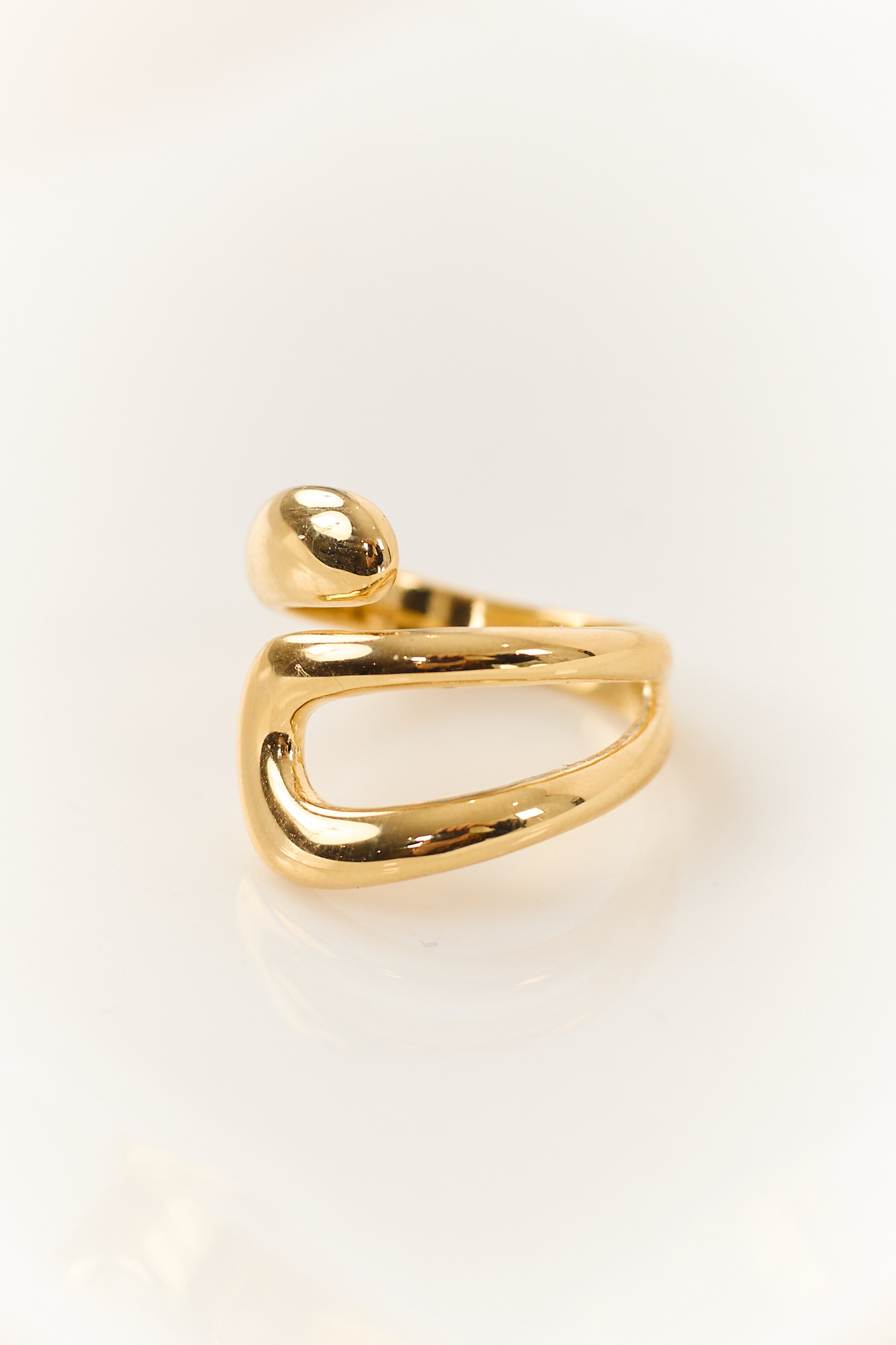Anillo envolvente dorado metalizado con giro - Elegante y moderno, banda torcida