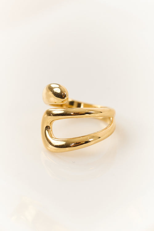 Anillo envolvente dorado metalizado con giro - Elegante y moderno, banda torcida