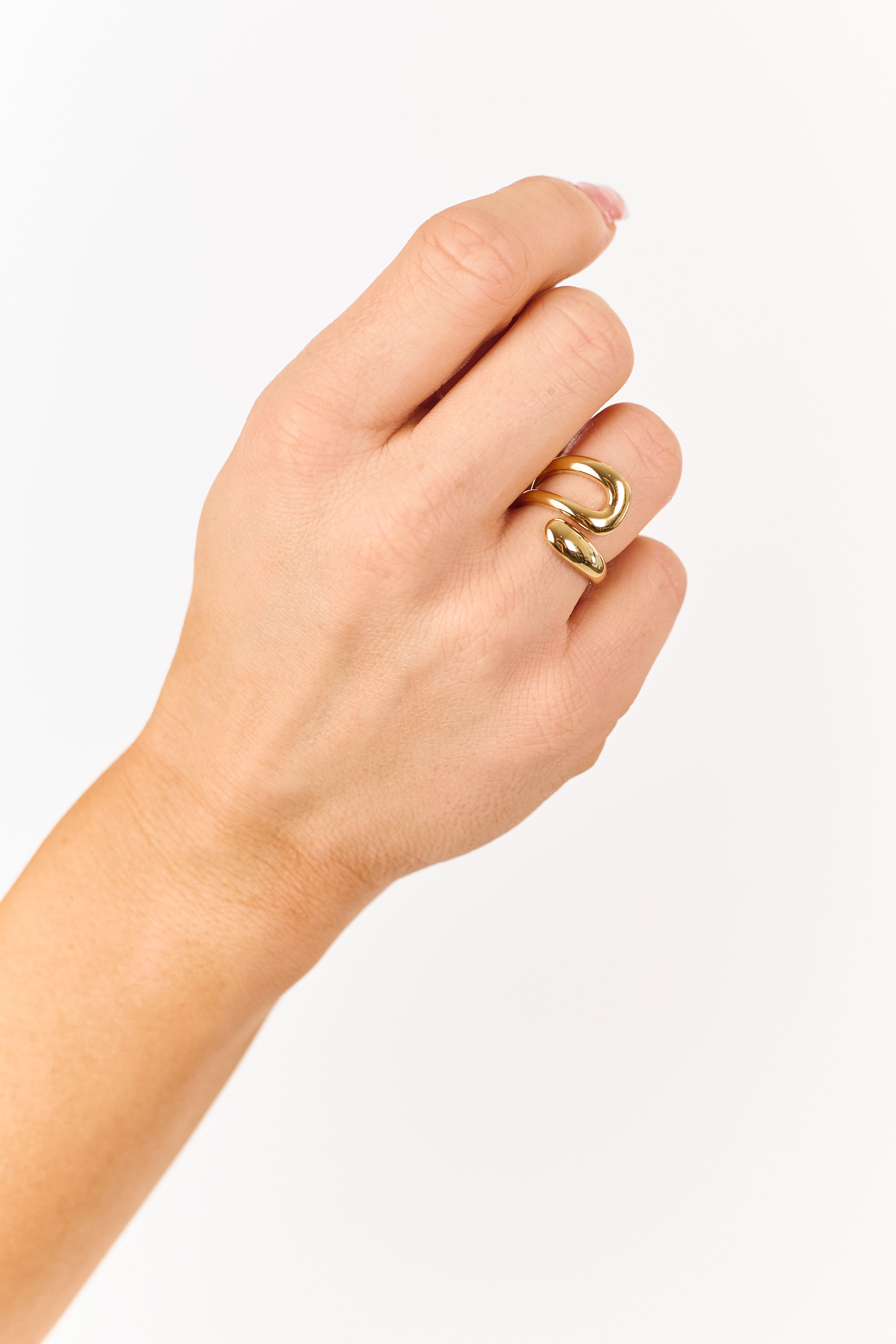Anillo envolvente dorado metalizado con giro - Elegante y moderno, banda torcida