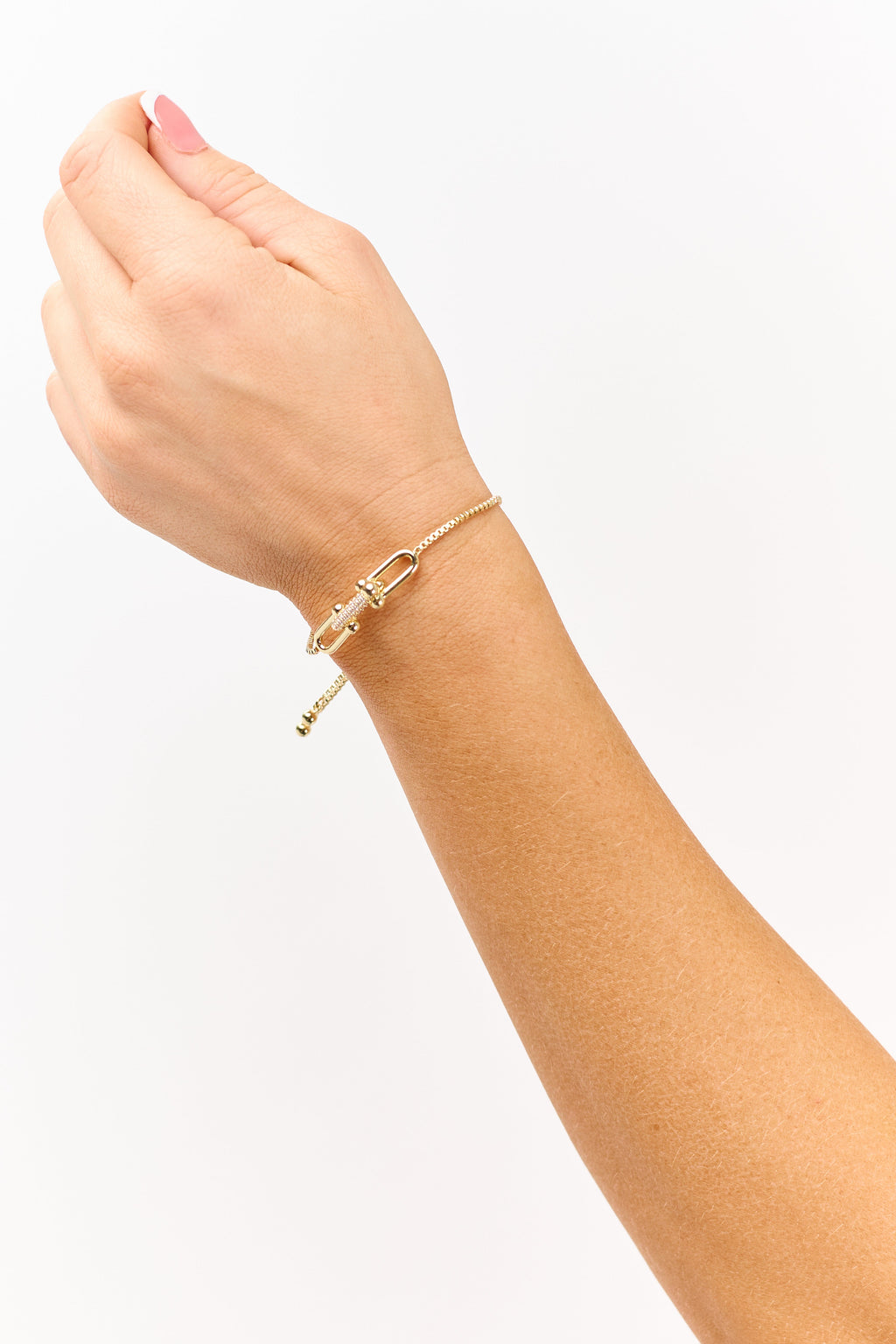 Colgante de eslabón dorado con cristales de strass en una pulsera de cadena tipo caja