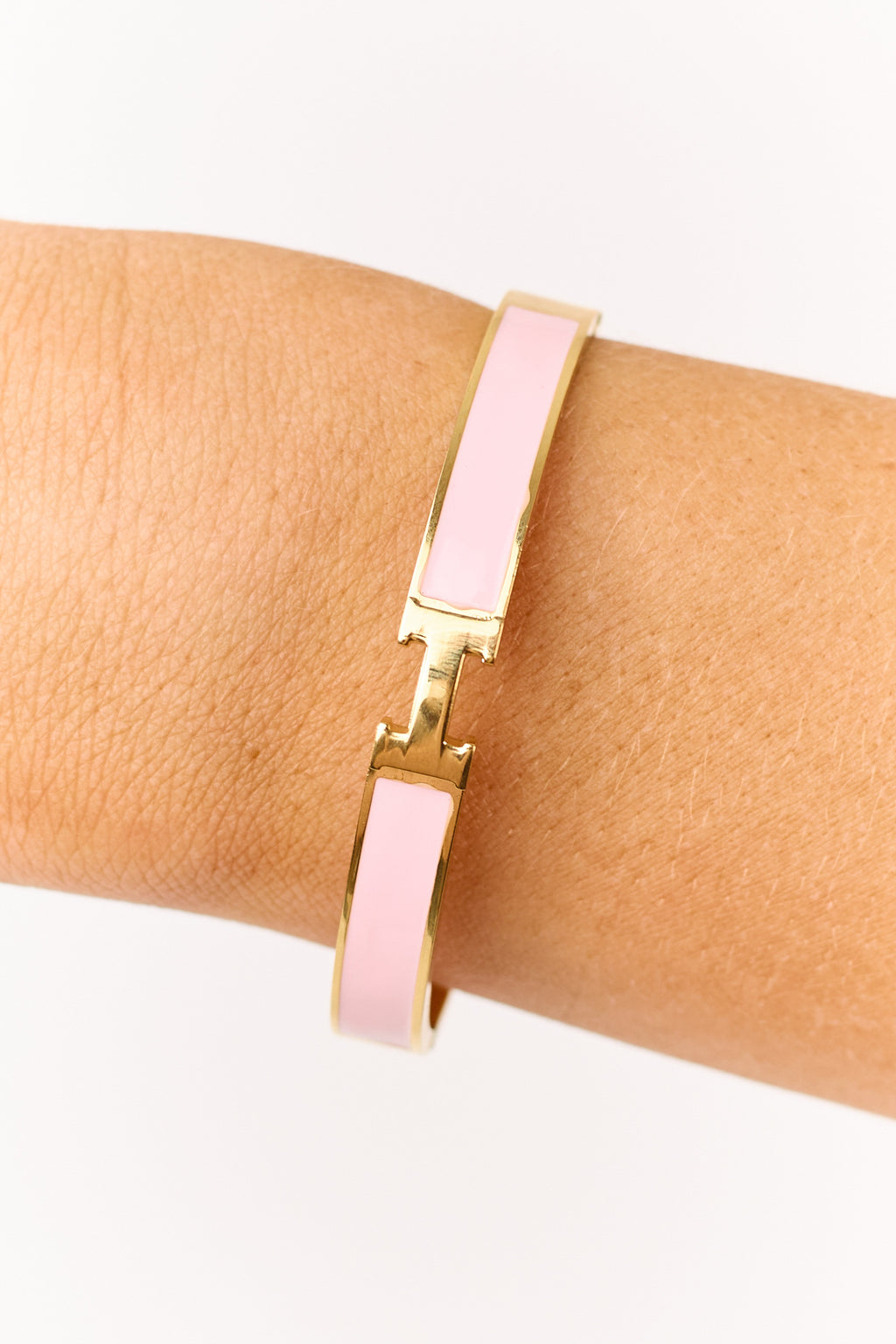 Elegante brazalete articulado de oro y esmalte en tono clavel