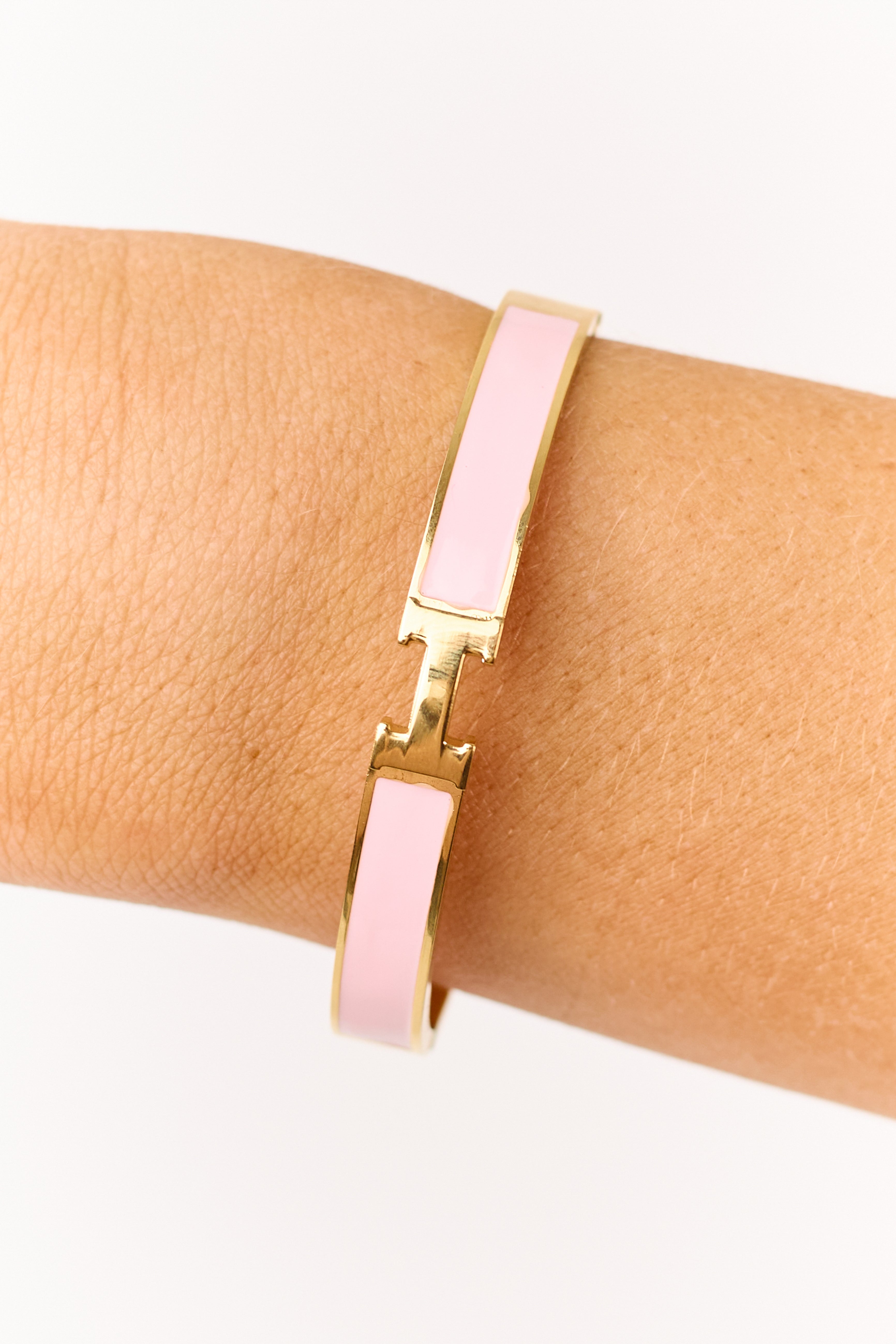 Elegante brazalete articulado de oro y esmalte en tono clavel