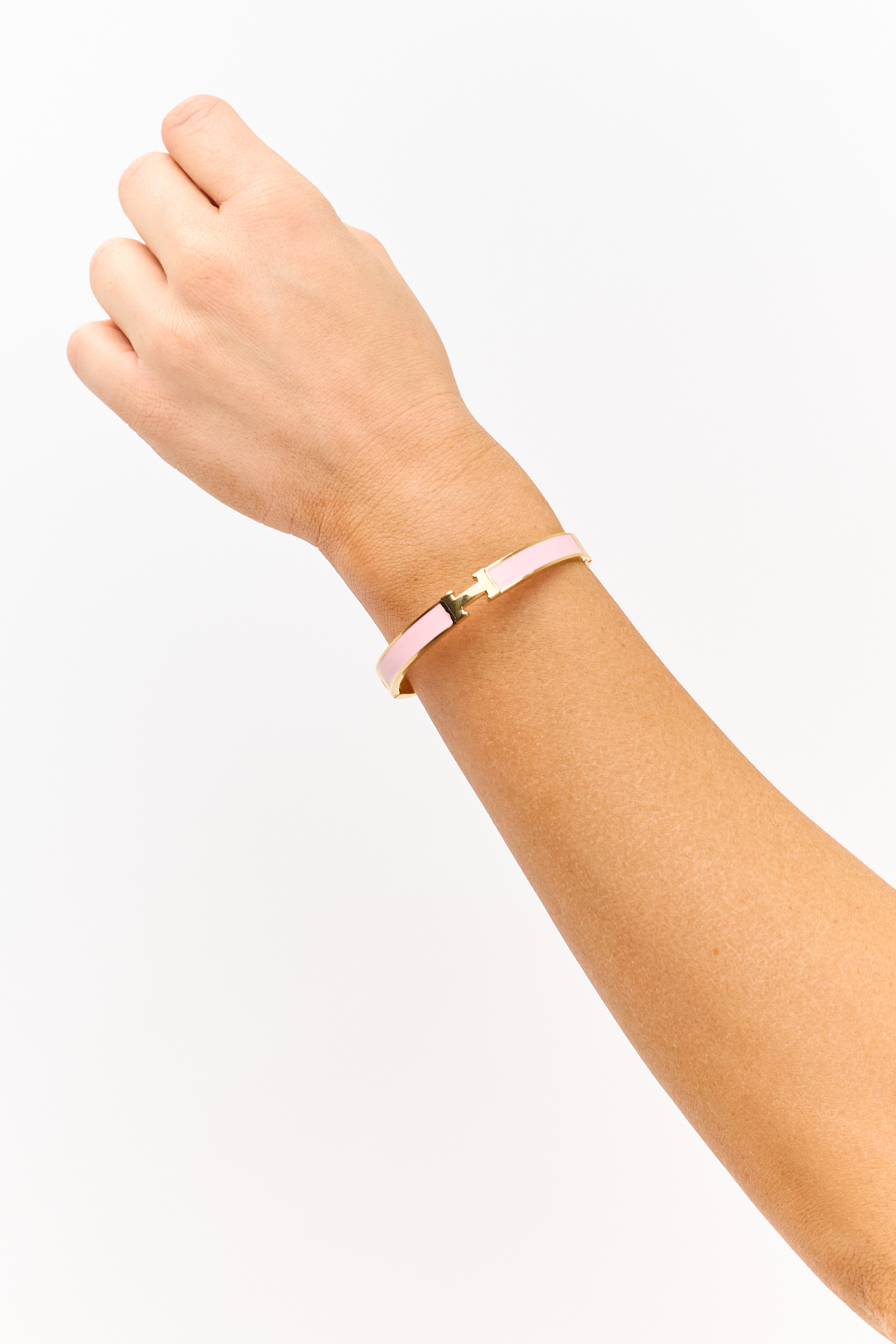Elegante brazalete articulado de oro y esmalte en tono clavel
