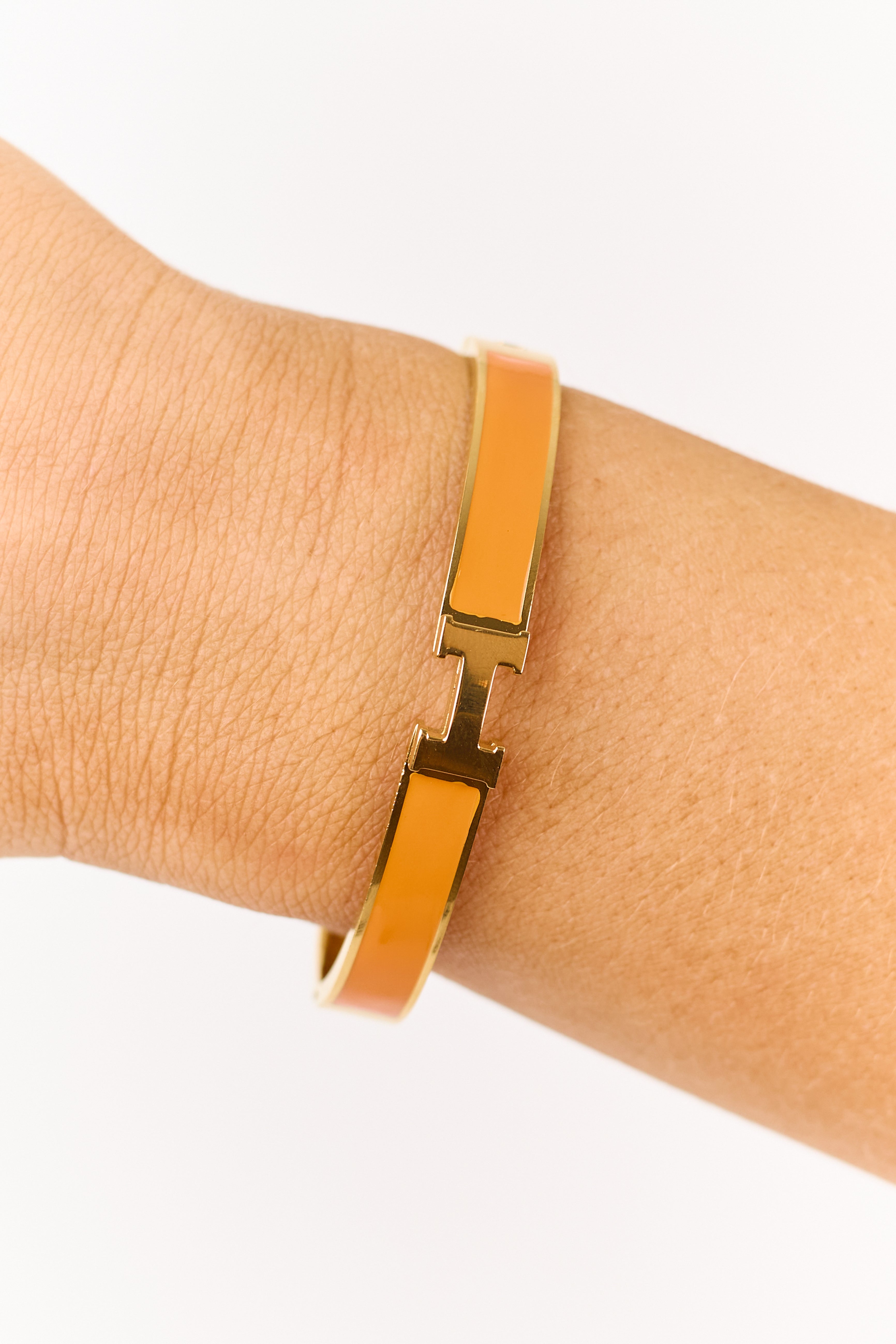 Pulsera de esmalte dorada con bisagra
