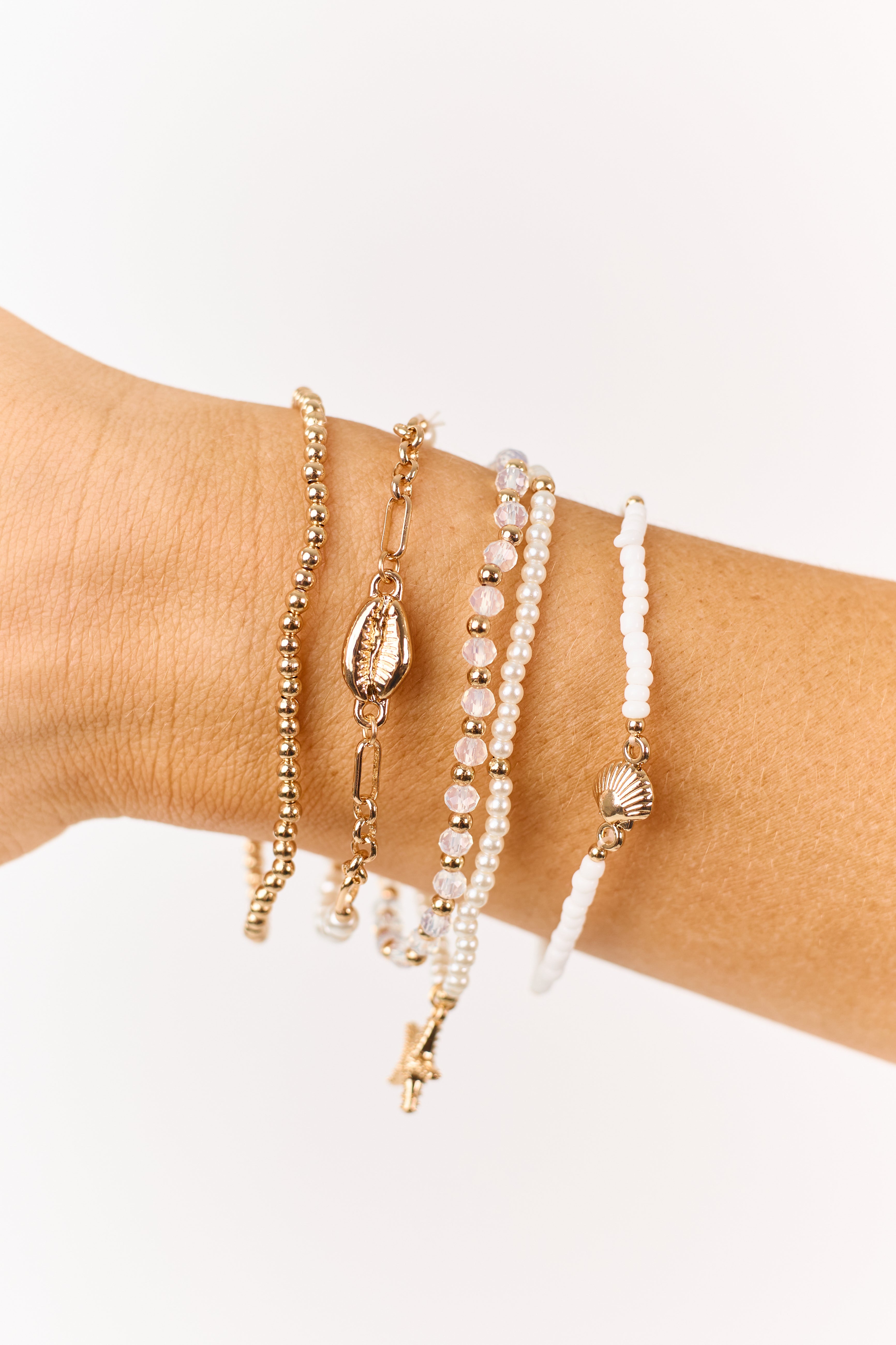 Conjunto de pulsera con colgante de concha y cuentas doradas y blancas – Joyería Coastal Charm