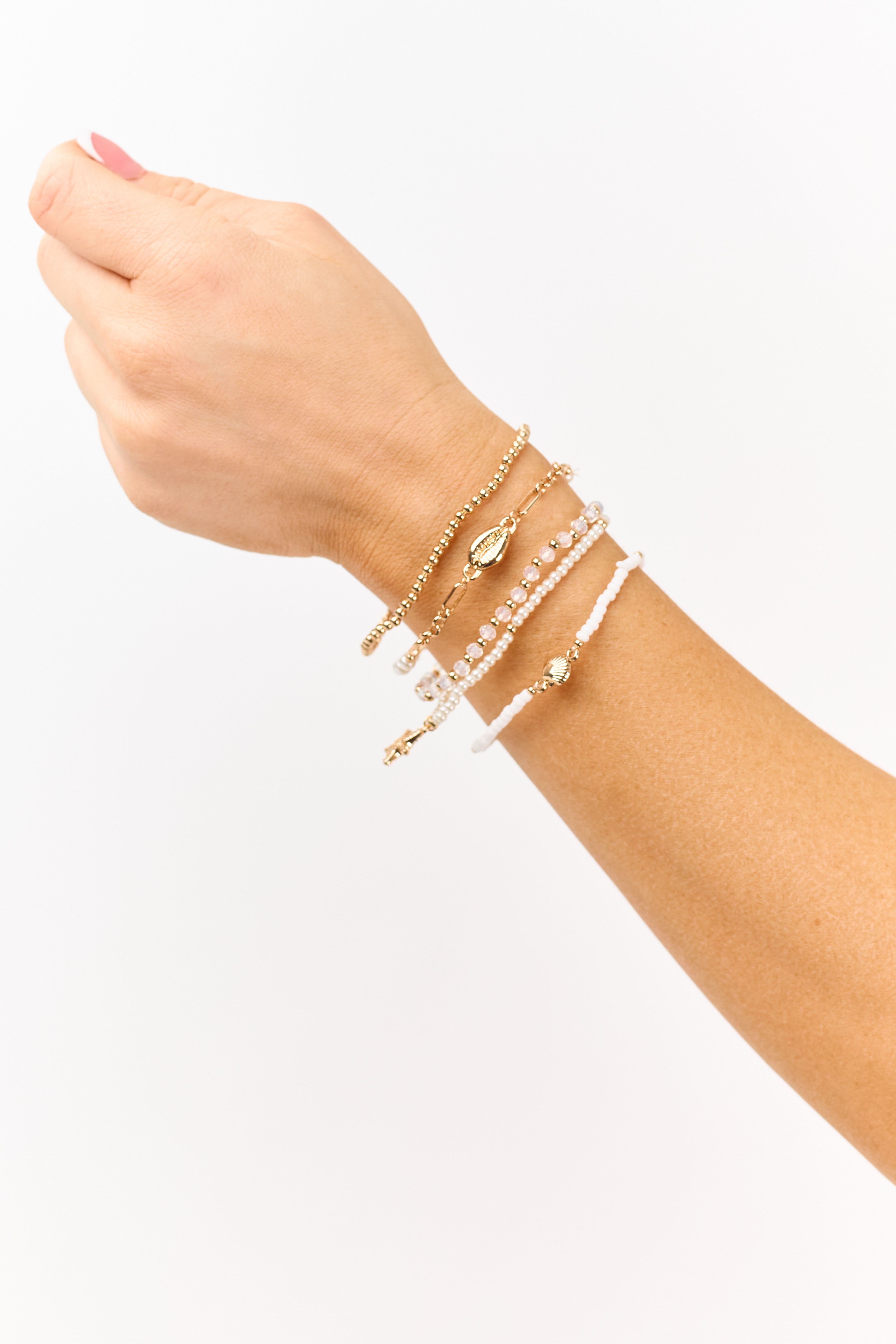 Conjunto de pulsera con colgante de concha y cuentas doradas y blancas – Joyería Coastal Charm