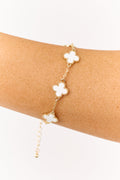 Pulsera de cadena elegante con trébol dorado y blanco