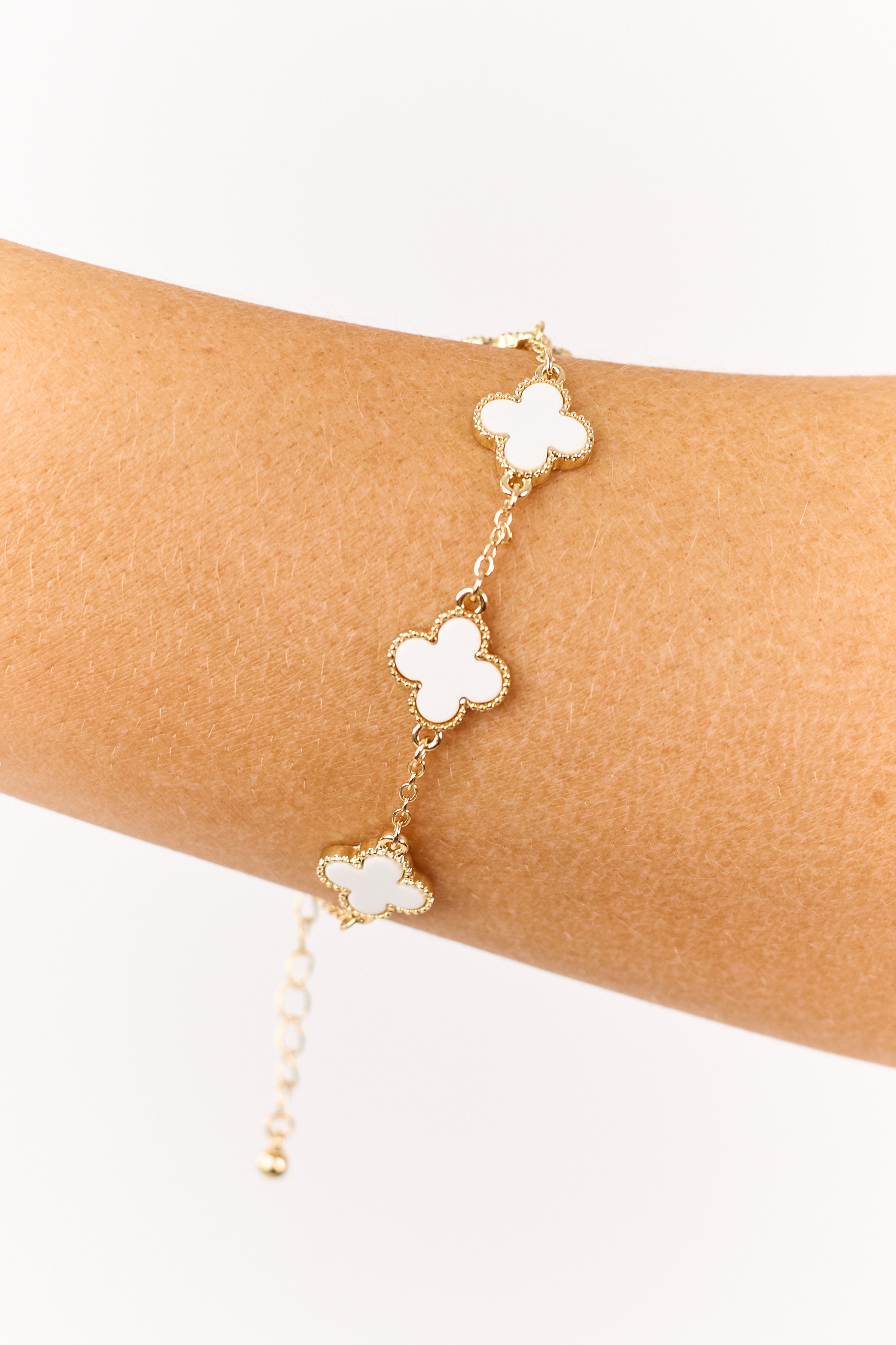 Pulsera de cadena elegante con trébol dorado y blanco