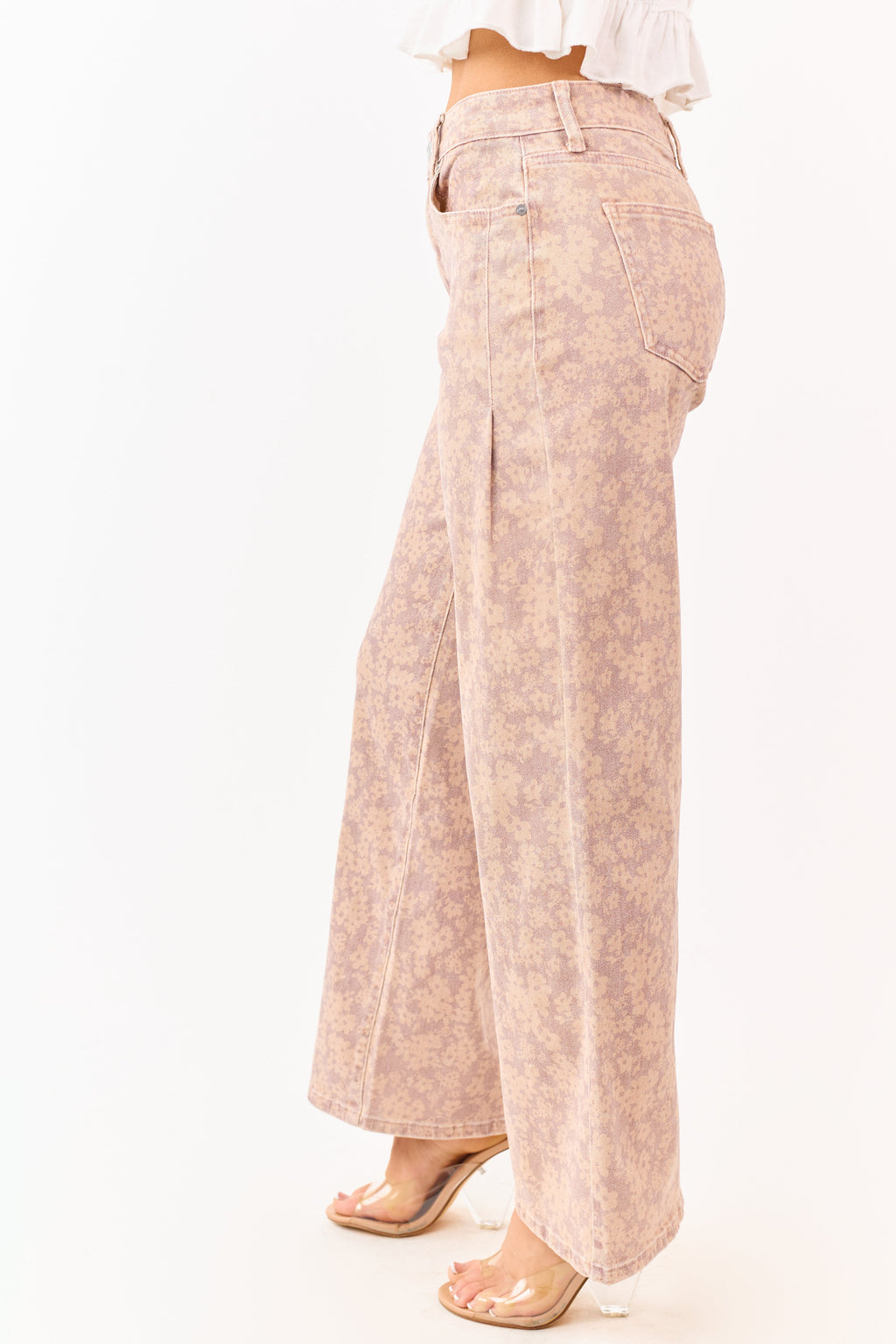 KanCan jeans de pierna ancha con estampado floral en malva y elastano – comodidad sin esfuerzo y caída fluida