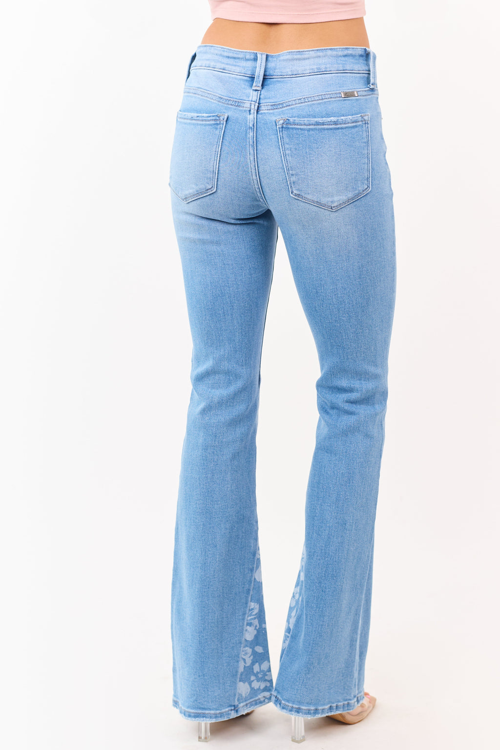 KanCan Jeans de mujer de lavado medio con panel floral y elastano, acampanados