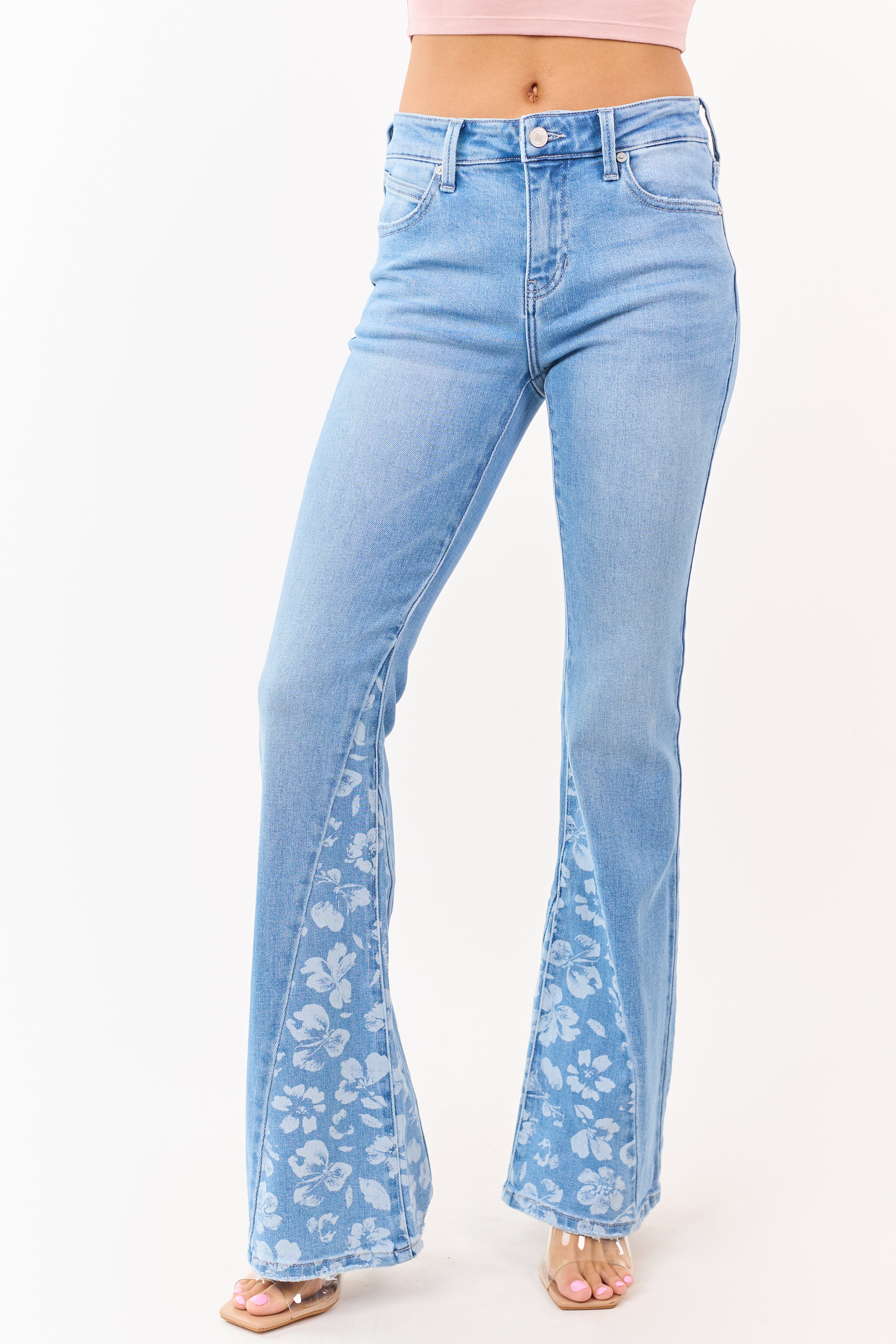 KanCan Jeans de mujer de lavado medio con panel floral y elastano, acampanados