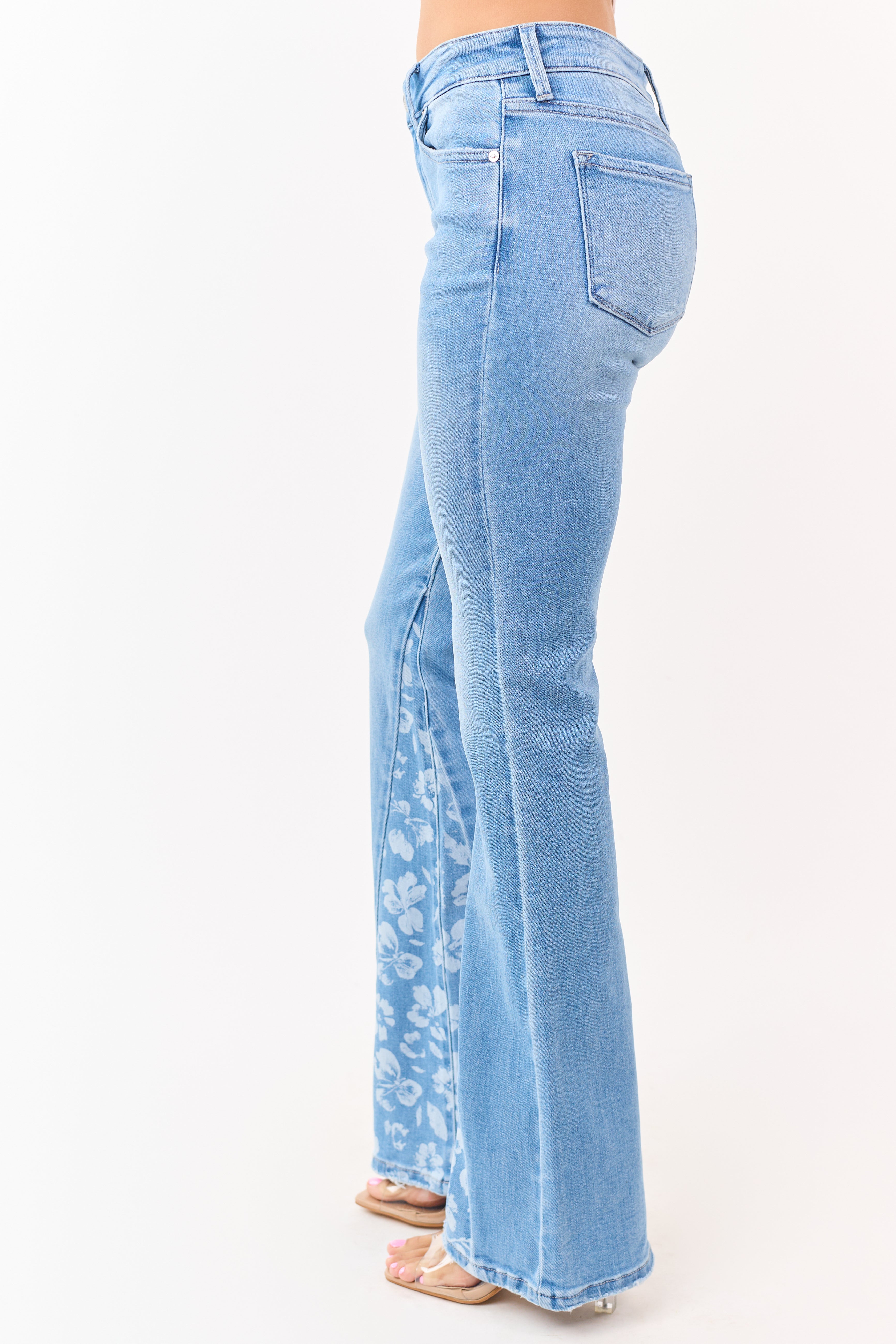 KanCan Jeans de mujer de lavado medio con panel floral y elastano, acampanados