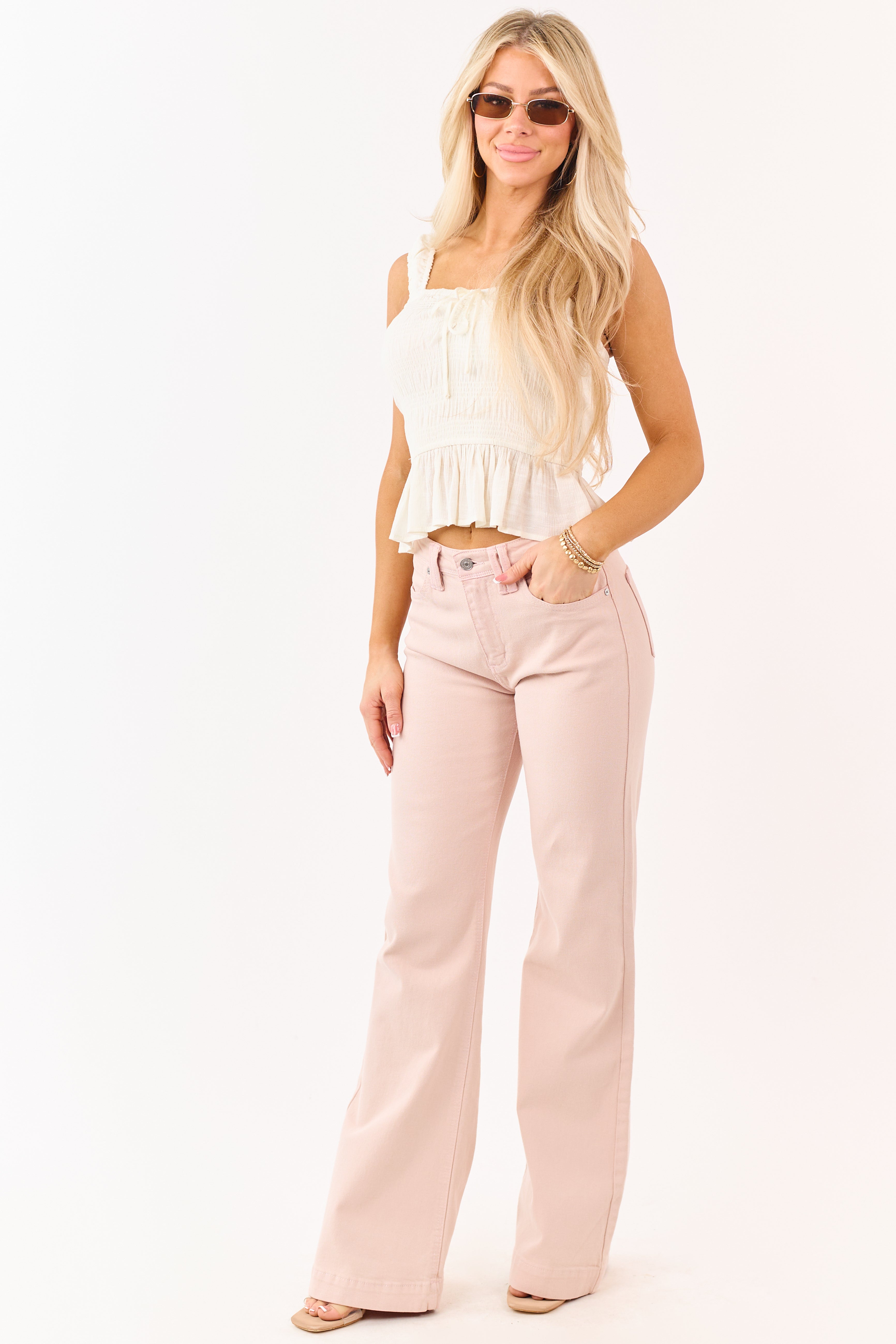 KanCan Jeans de tiro alto rosa té de pierna ancha y acampanados - con inspiración vintage y denim que favorece la silueta