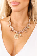 Collar de cadena con bandana de estampado paisley en tono latte y dije de estilo Western - Joyería bohemia occidental