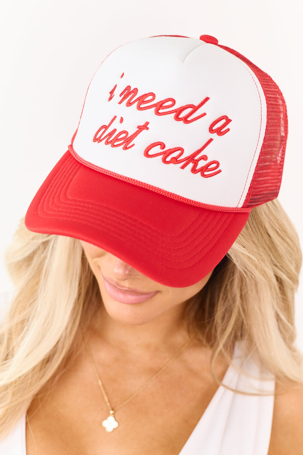 Gorra trucker bordada con diseño de lápiz labial y la cita 'Necesito una soda dietética'