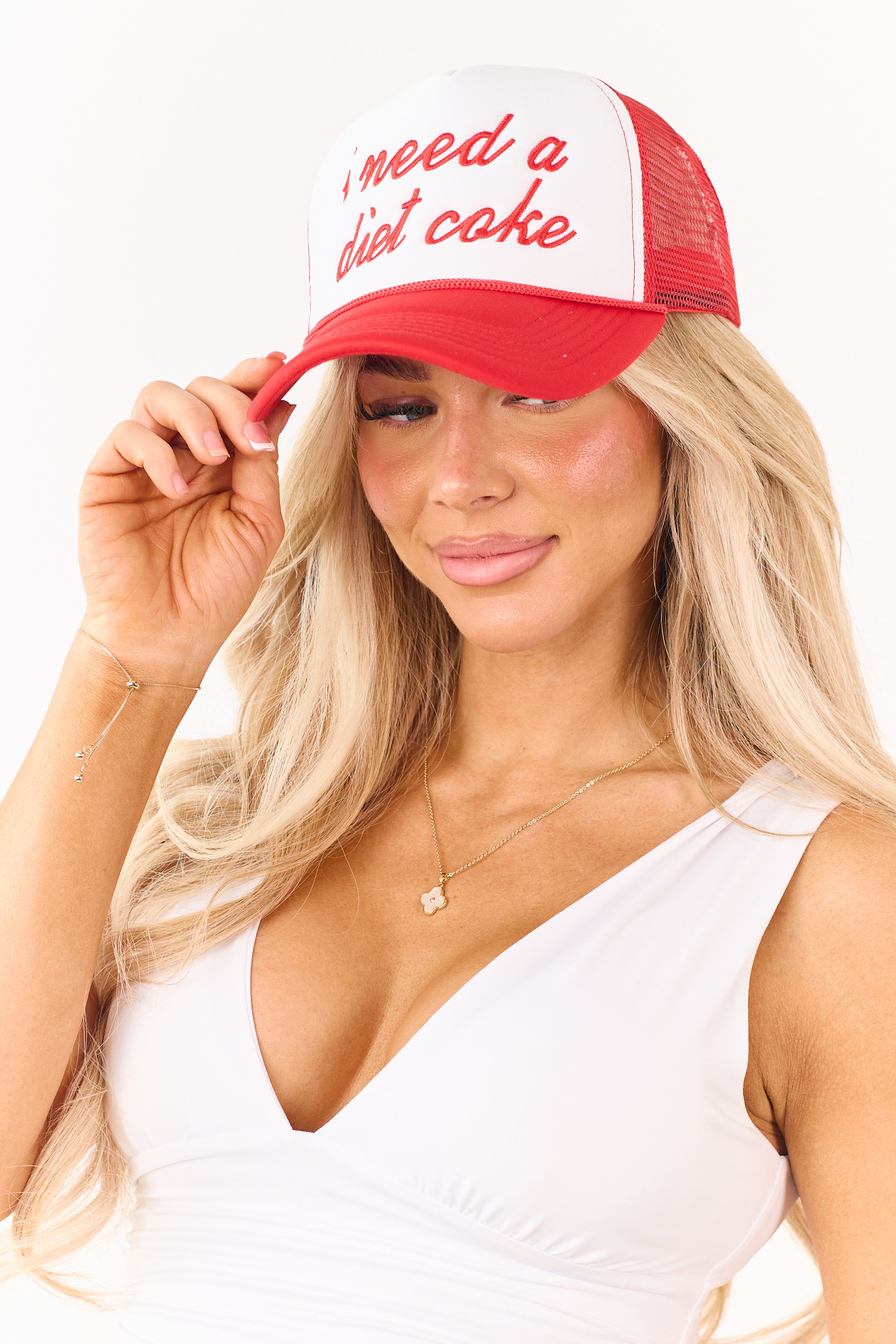 Gorra trucker bordada con diseño de lápiz labial y la cita 'Necesito una soda dietética'
