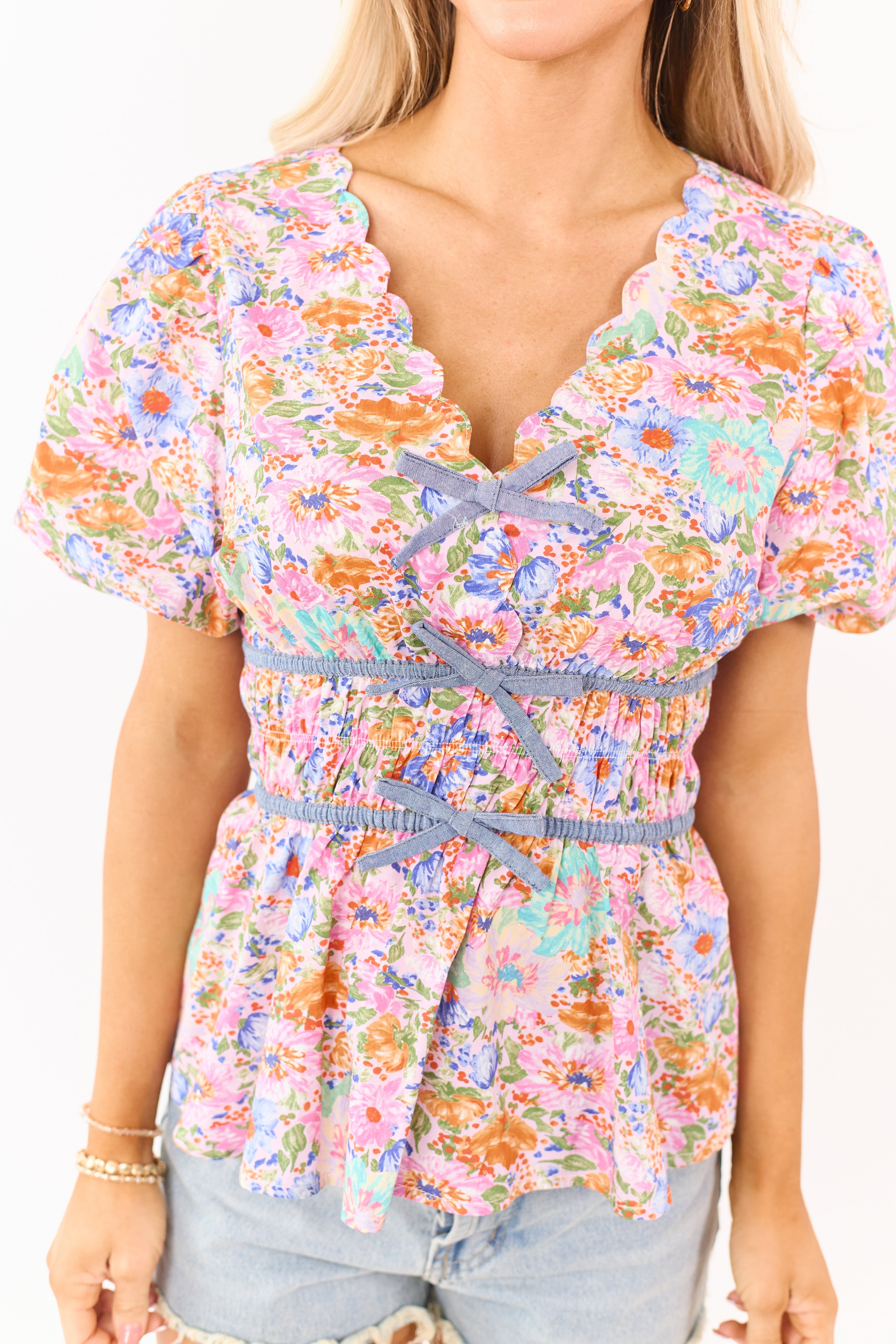 Top de algodón malva con estampado floral y peplum con cintura fruncida
