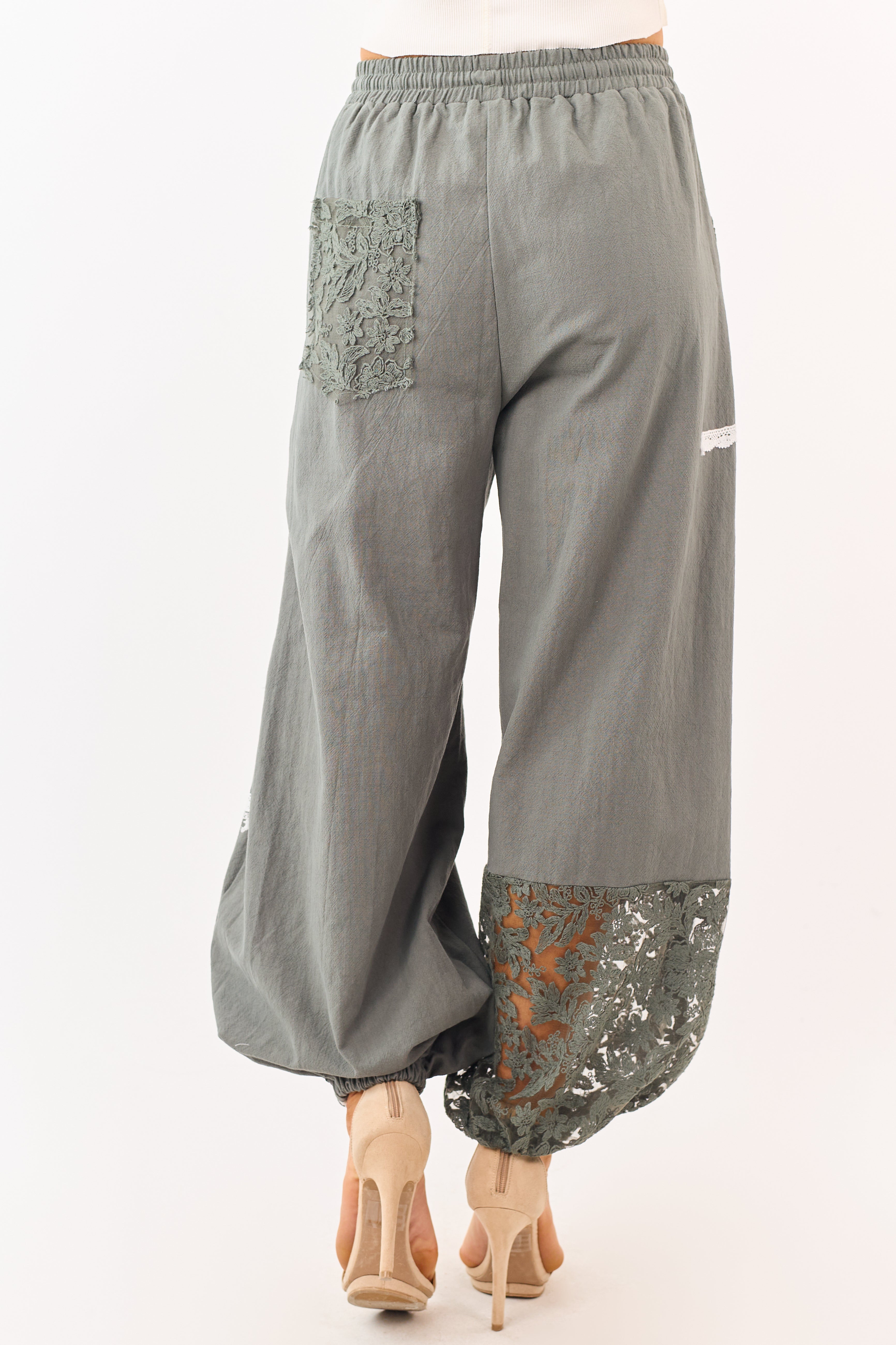 Mello Pantalones jogger de algodón verde bosque con detalle de encaje