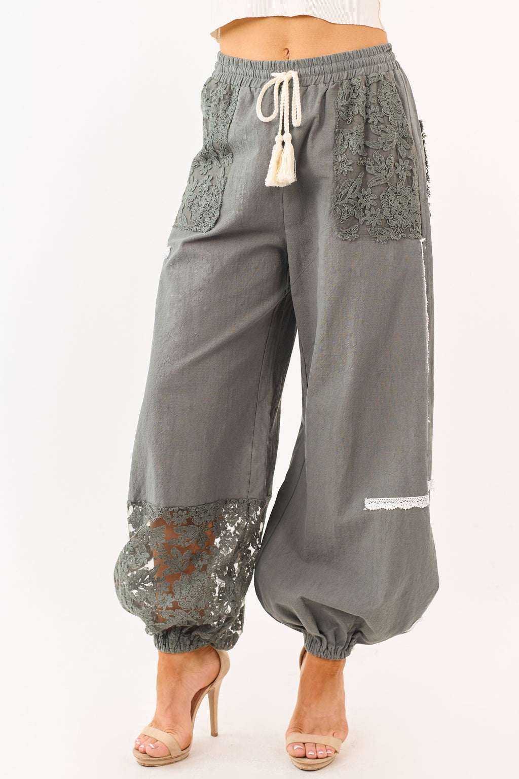 Mello Pantalones jogger de algodón verde bosque con detalle de encaje