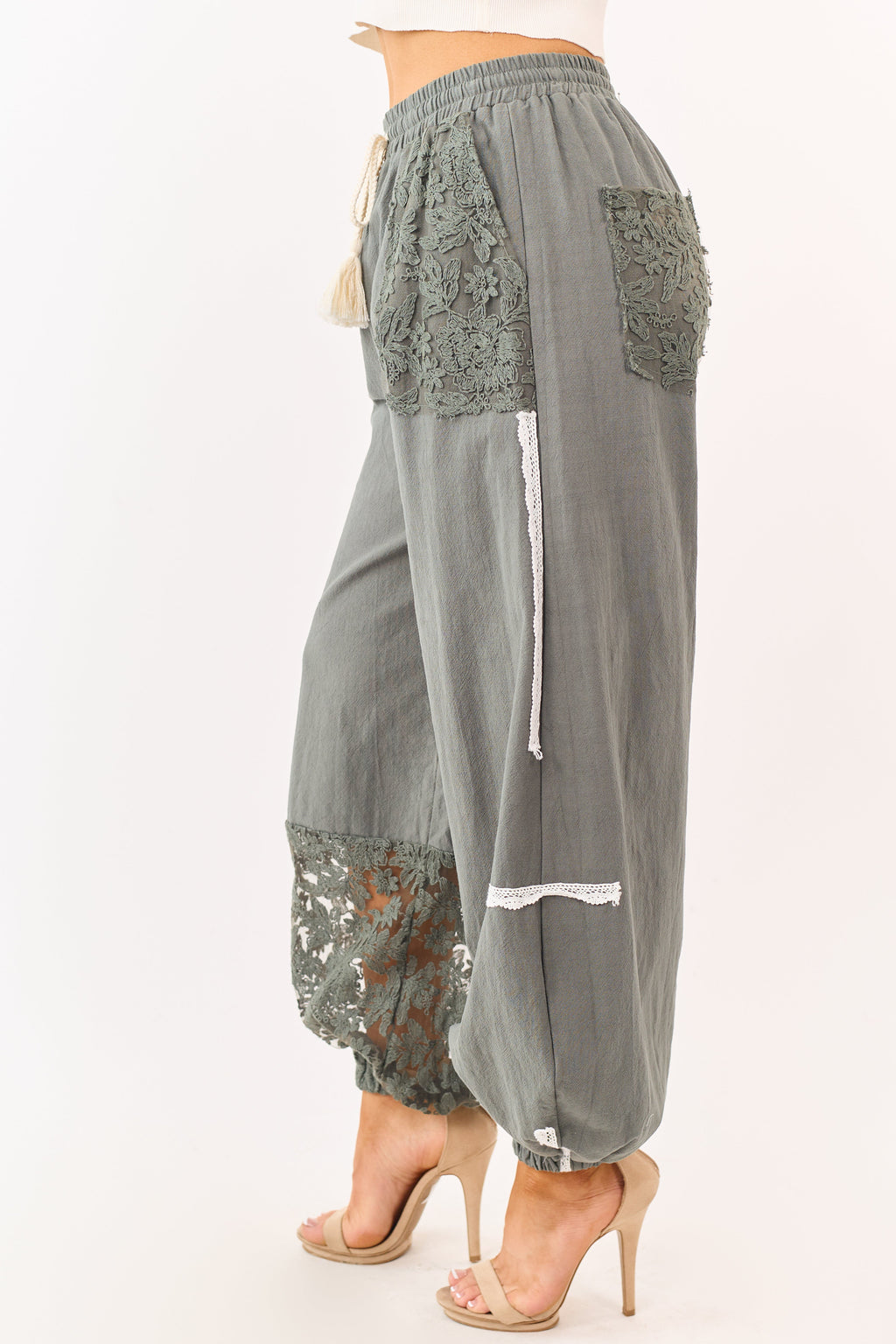 Mello Pantalones jogger de algodón verde bosque con detalle de encaje
