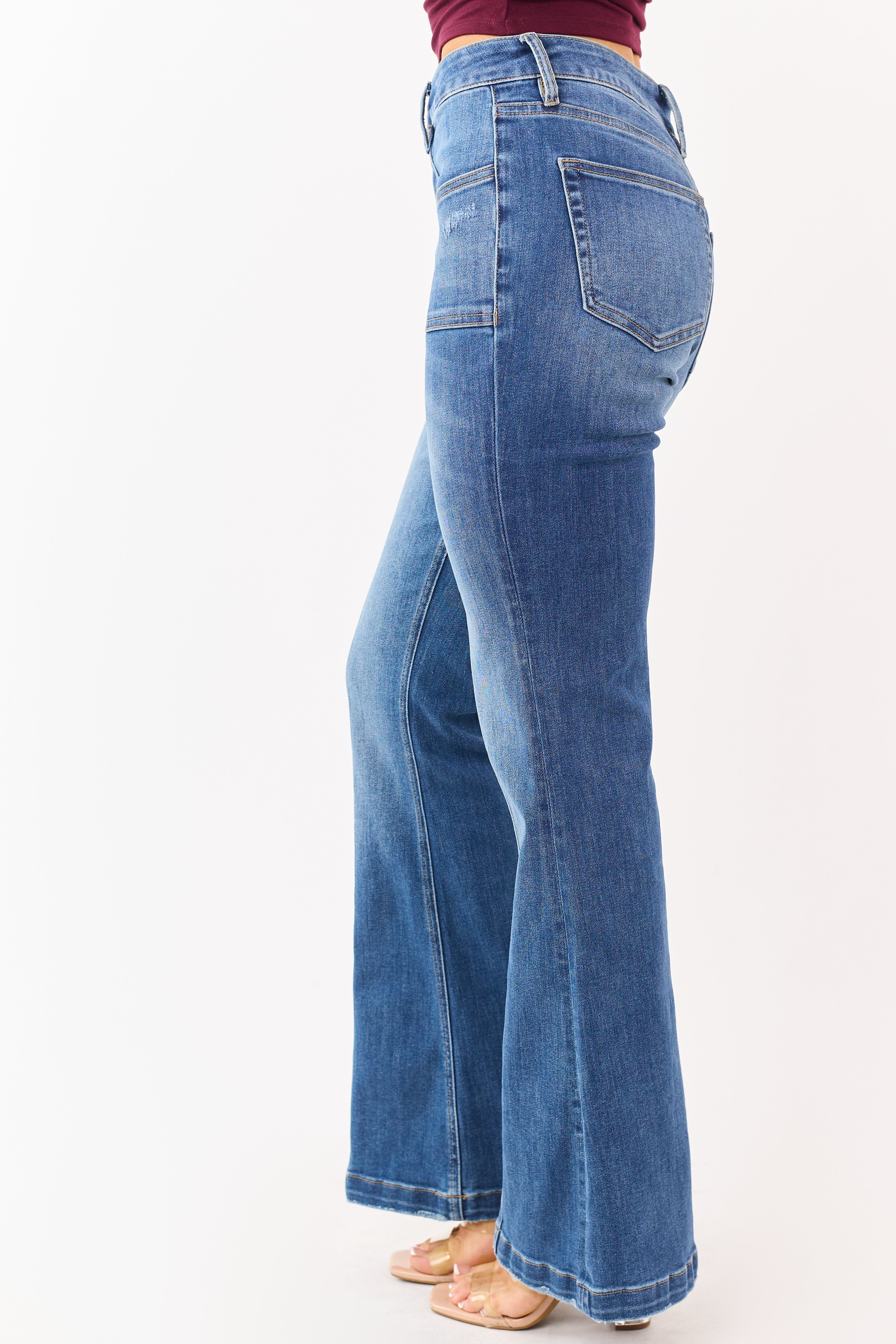Mica Denim Vaqueros elásticos de lavado medio con pernera acampanada – Ajuste cómodo y favorecedor para la figura