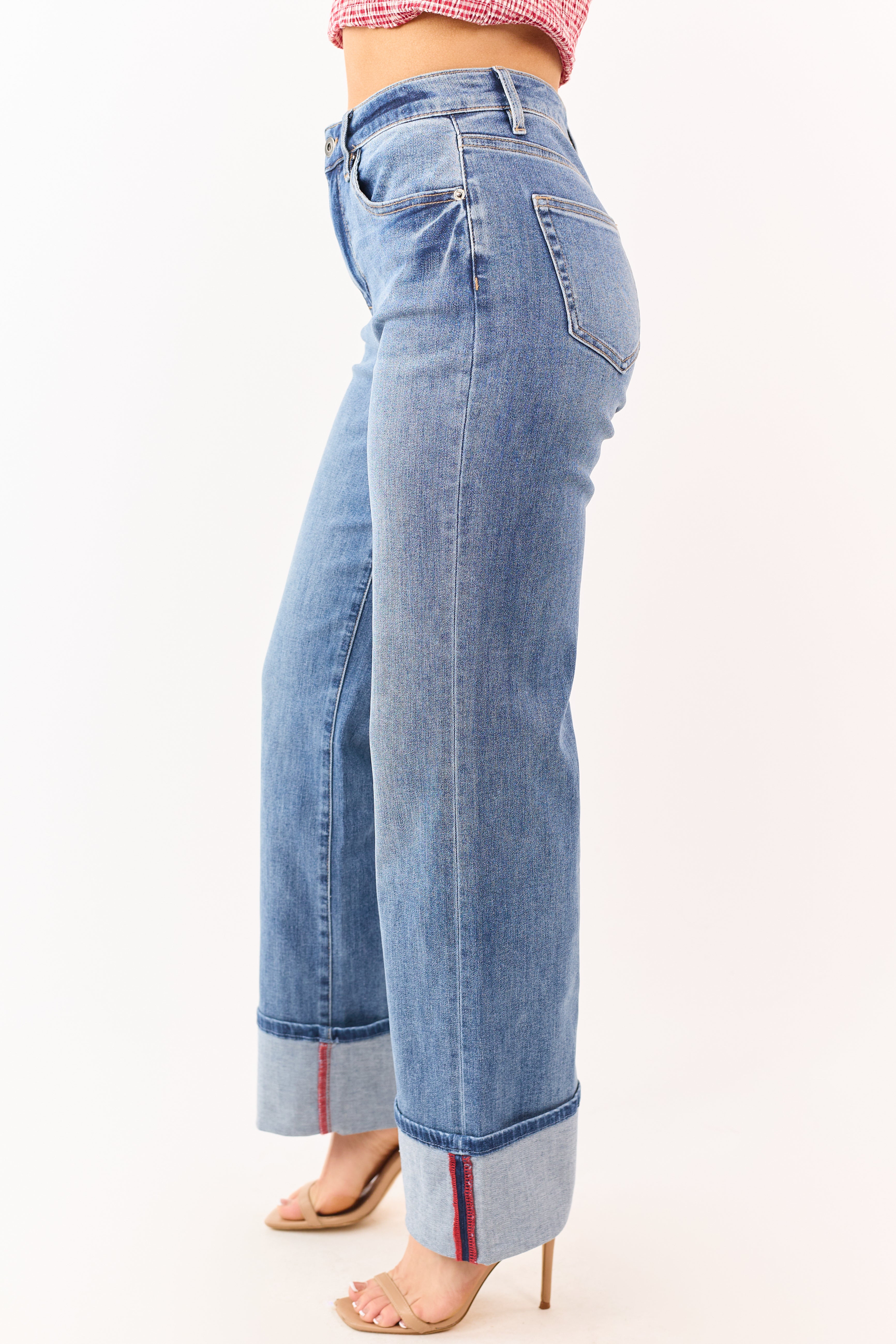 Mica Denim vaqueros elásticos de lavado medio de pierna ancha con dobladillo doblado