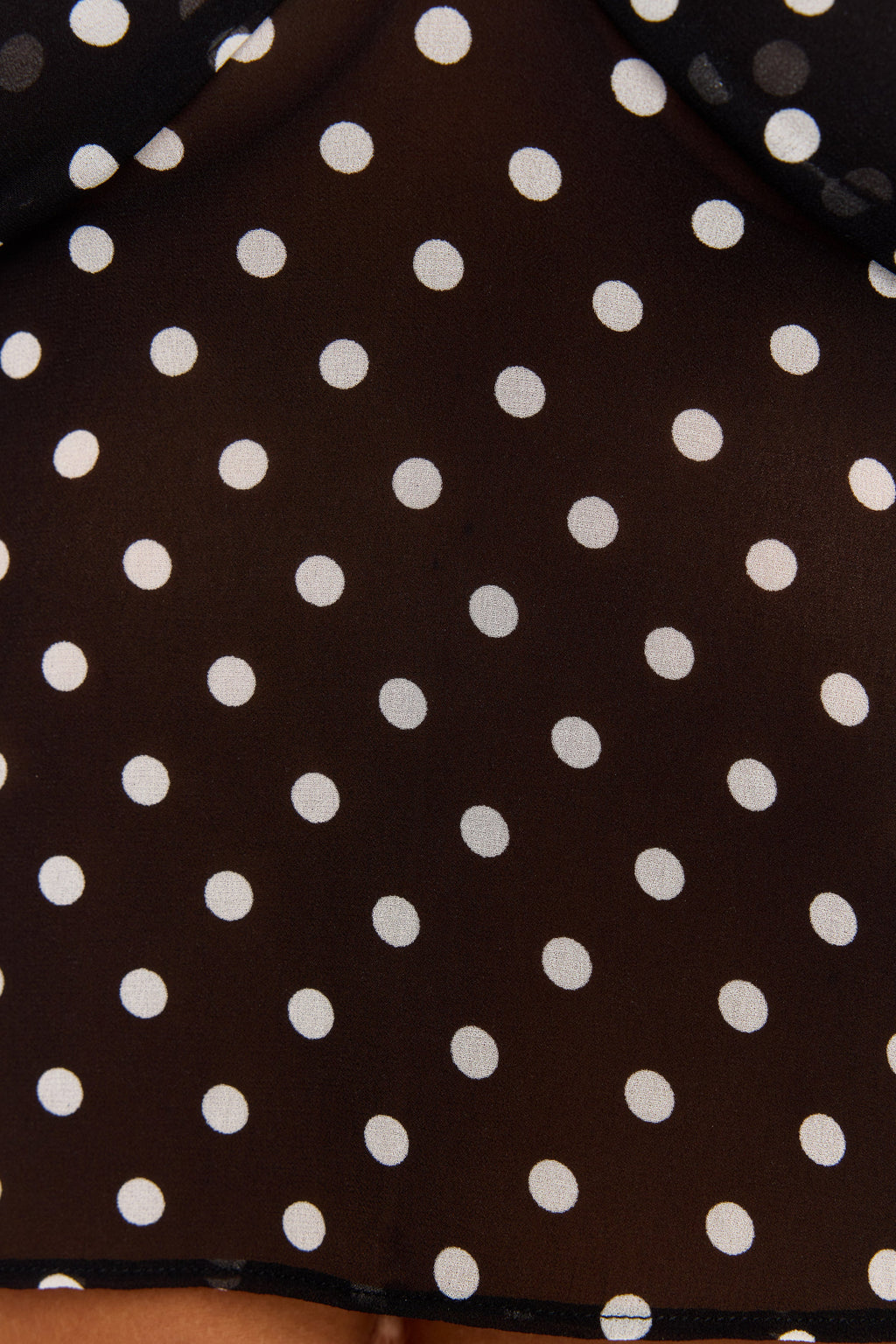 Top negro con lunares de Clara