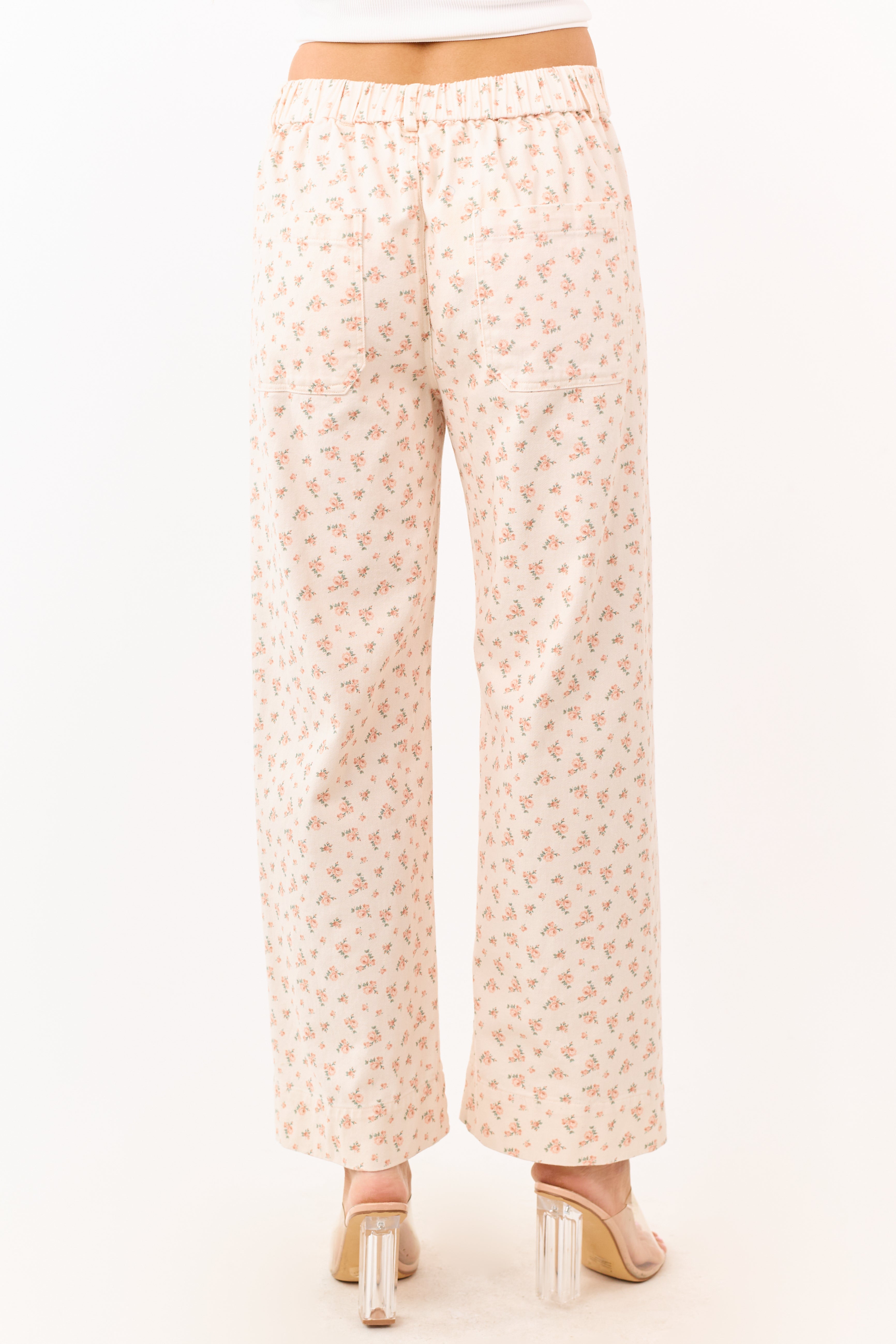 Jeans de pierna ancha color durazno con flores pequeñas y bolsillos de parche