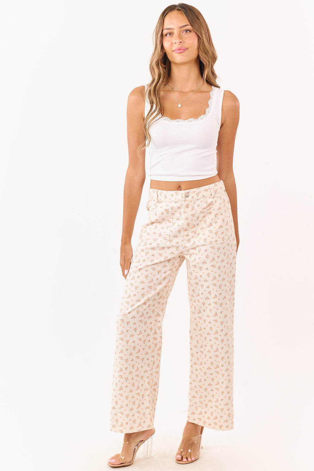 Jeans de pierna ancha color durazno con flores pequeñas y bolsillos de parche